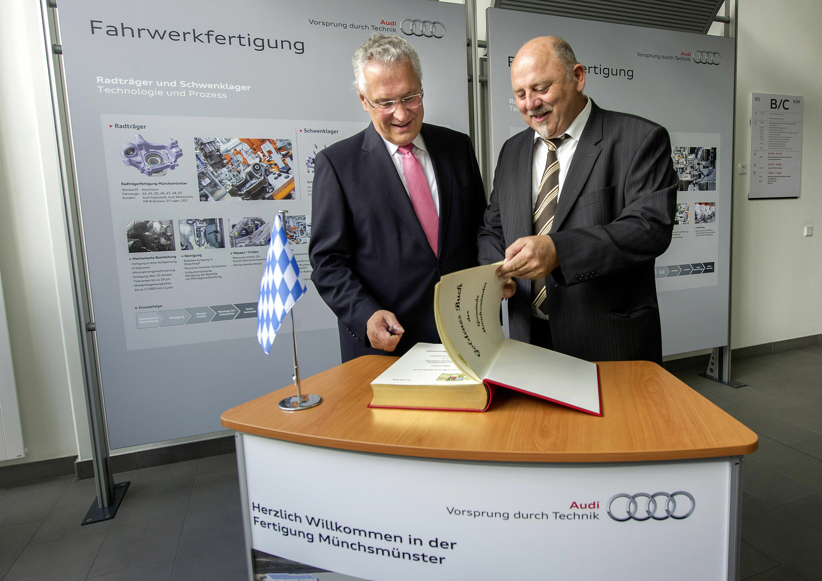 Bayerischer Innenminister Joachim Herrmann zu Besuch bei Audi in Münchsmünster - Ingolstadt, 27. Juli 2015 – Stippvisite von Joachim Herrmann, Bayerischer Staatsminister des Innern für Bau und Verkehr, in der neuen Audi-Fertigung in Münchsmünster: Dort,...