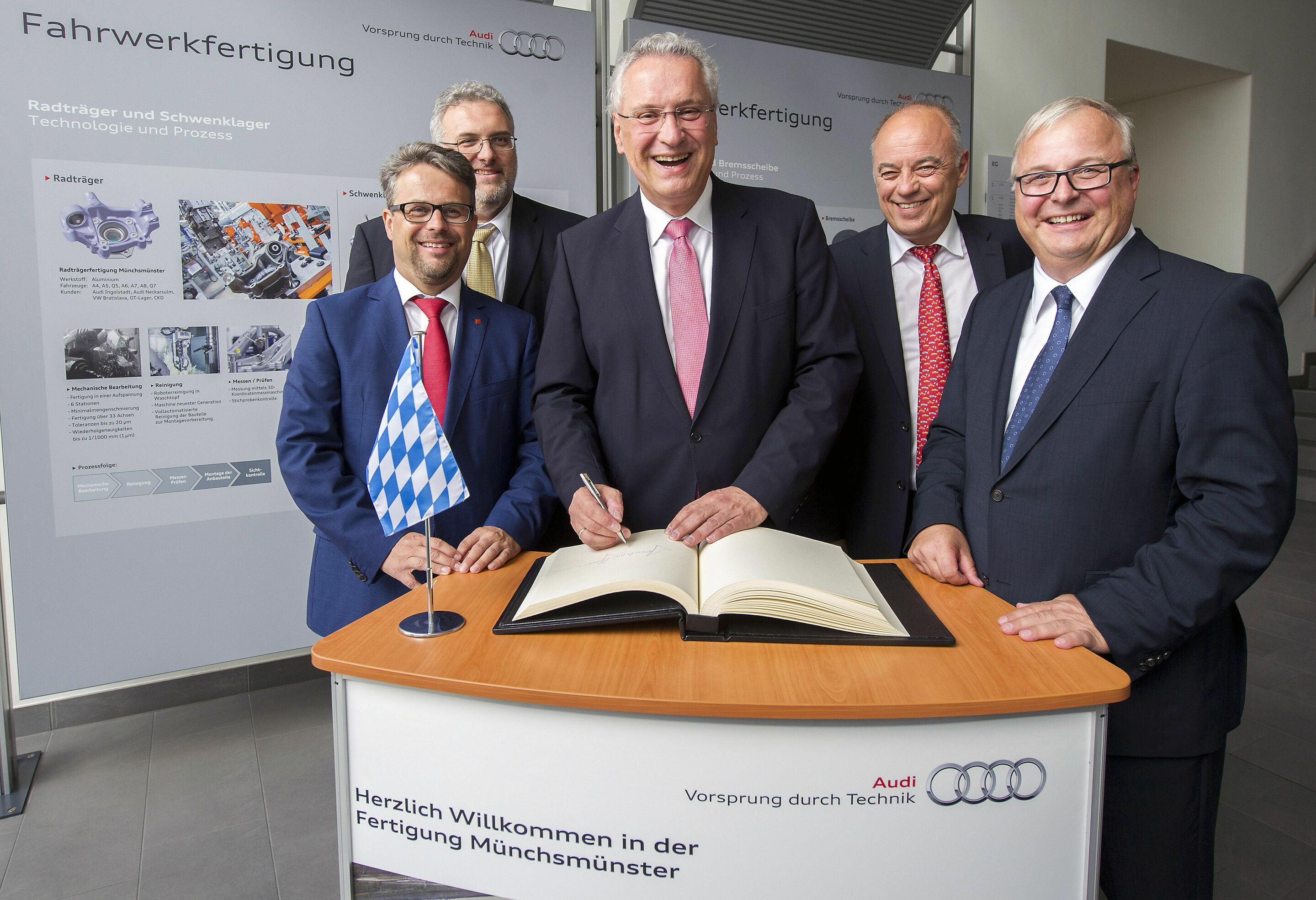 Bayerischer Innenminister Joachim Herrmann zu Besuch bei Audi in Münchsmünster - Ingolstadt, 27. Juli 2015 – Stippvisite von Joachim Herrmann, Bayerischer Staatsminister des Innern für Bau und Verkehr, in der neuen Audi-Fertigung in Münchsmünster: Dort,...