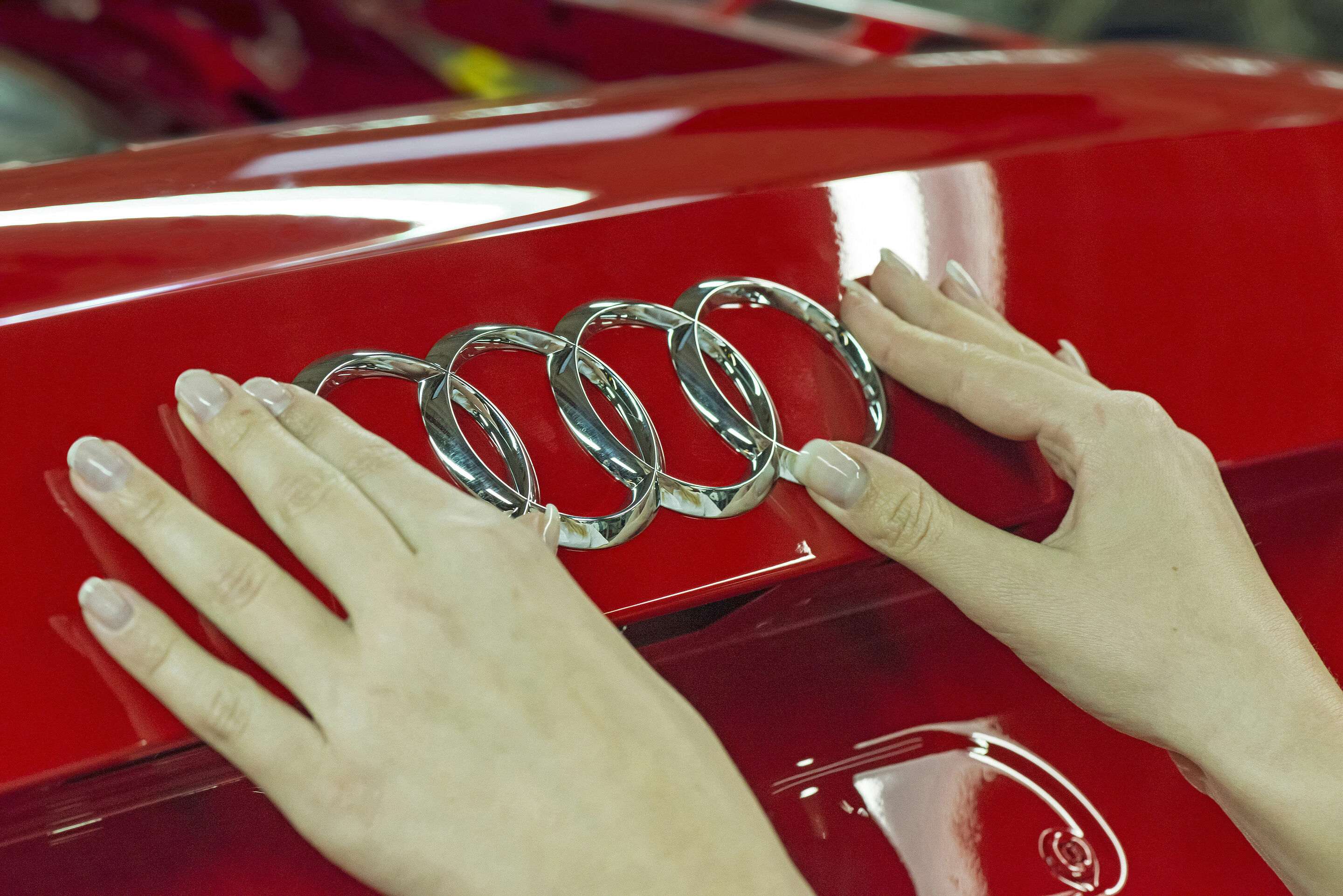 Powerful battery in Audi electric car with cell modules from LG and Samsung - Audi Production: Mounting of the Four Rings