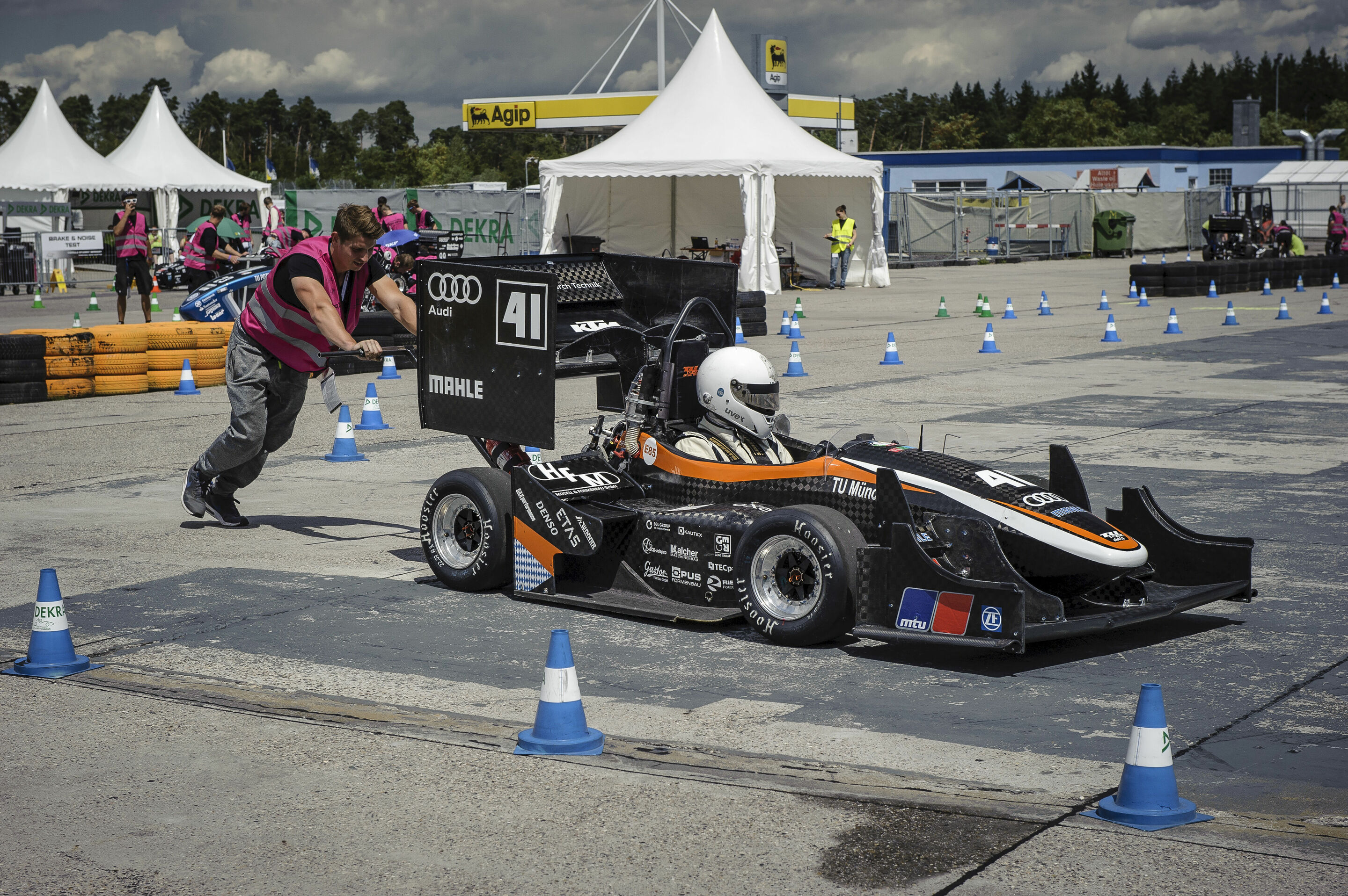 Formula Student Germany 2015 - Auch in diesem Jahr zeigte das TUfast Racing-Team der TU München beste Leistungen. Die von Audi geförderten Studenten traten im Wettbewerb für Verbrennungsmotoren an.
Fotograf: Johannes Klein
