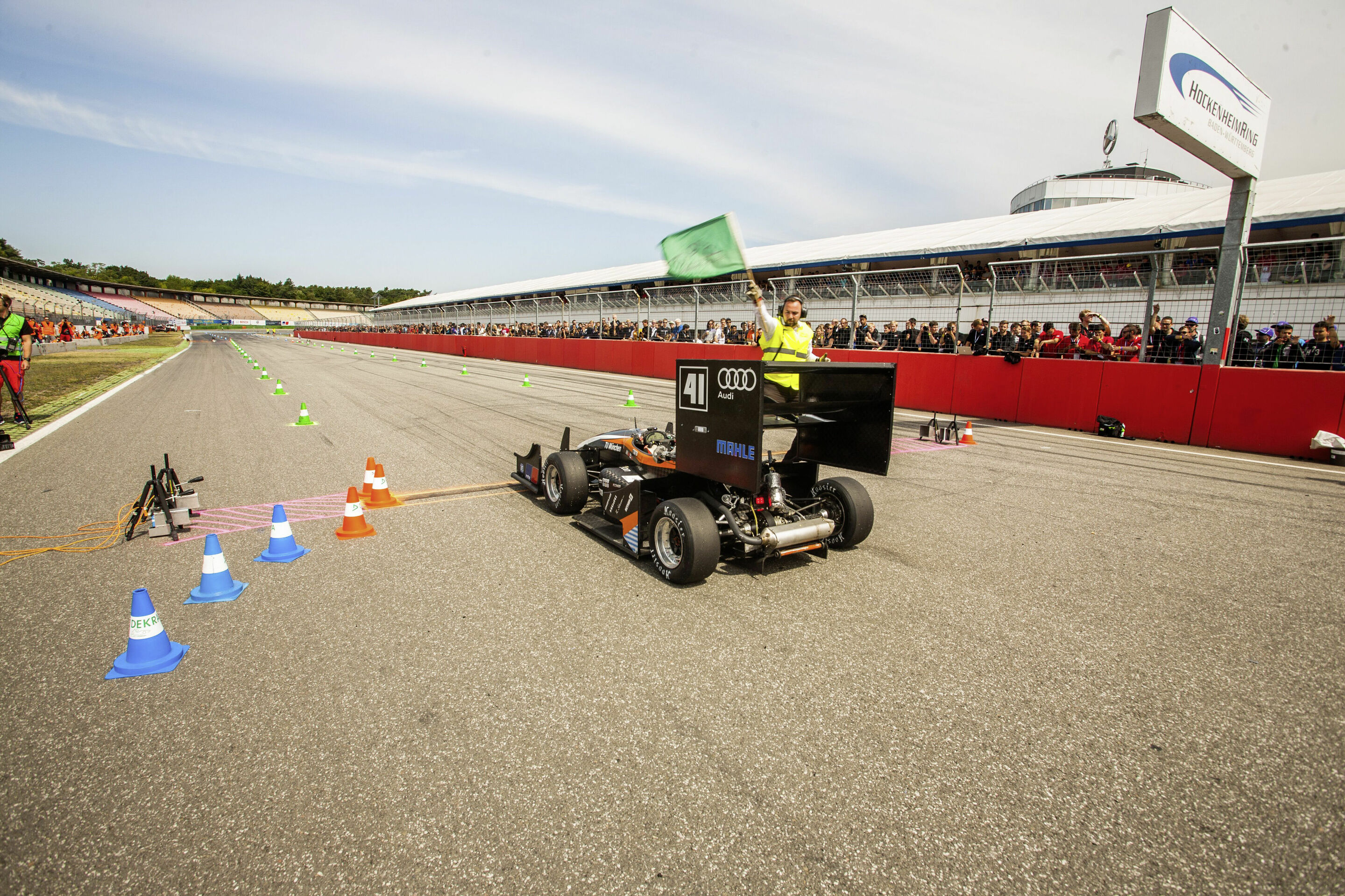 Formula Student Germany 2015 - Start frei für die Formula Student Germany 2015: Audi unterstützte vier studentische Teams, das Team University Racing der TU Eindhoven, das Team Schanzer Racing Electric der TH Ingolstadt, das TUfast Racing Team der TU...