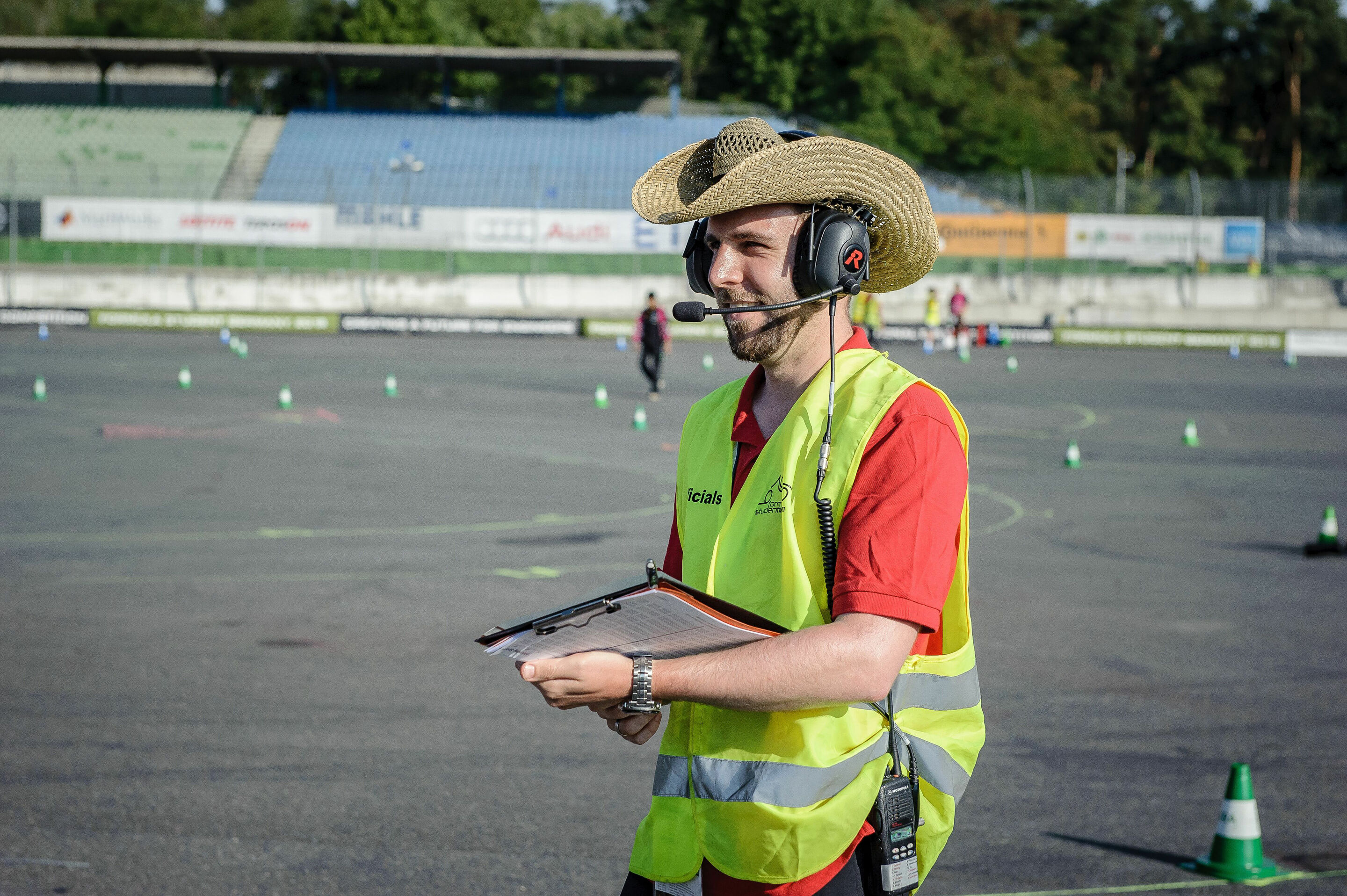 Formula Student Germany 2015 - Ohne die Volonteers ginge nichts bei der Formula Student Germany 2015. Insgesamt halfen rund 450 Freiwillige beim Ablauf des internationalen Konstruktionswettbewerbs.
Fotograf: Johannes Klein