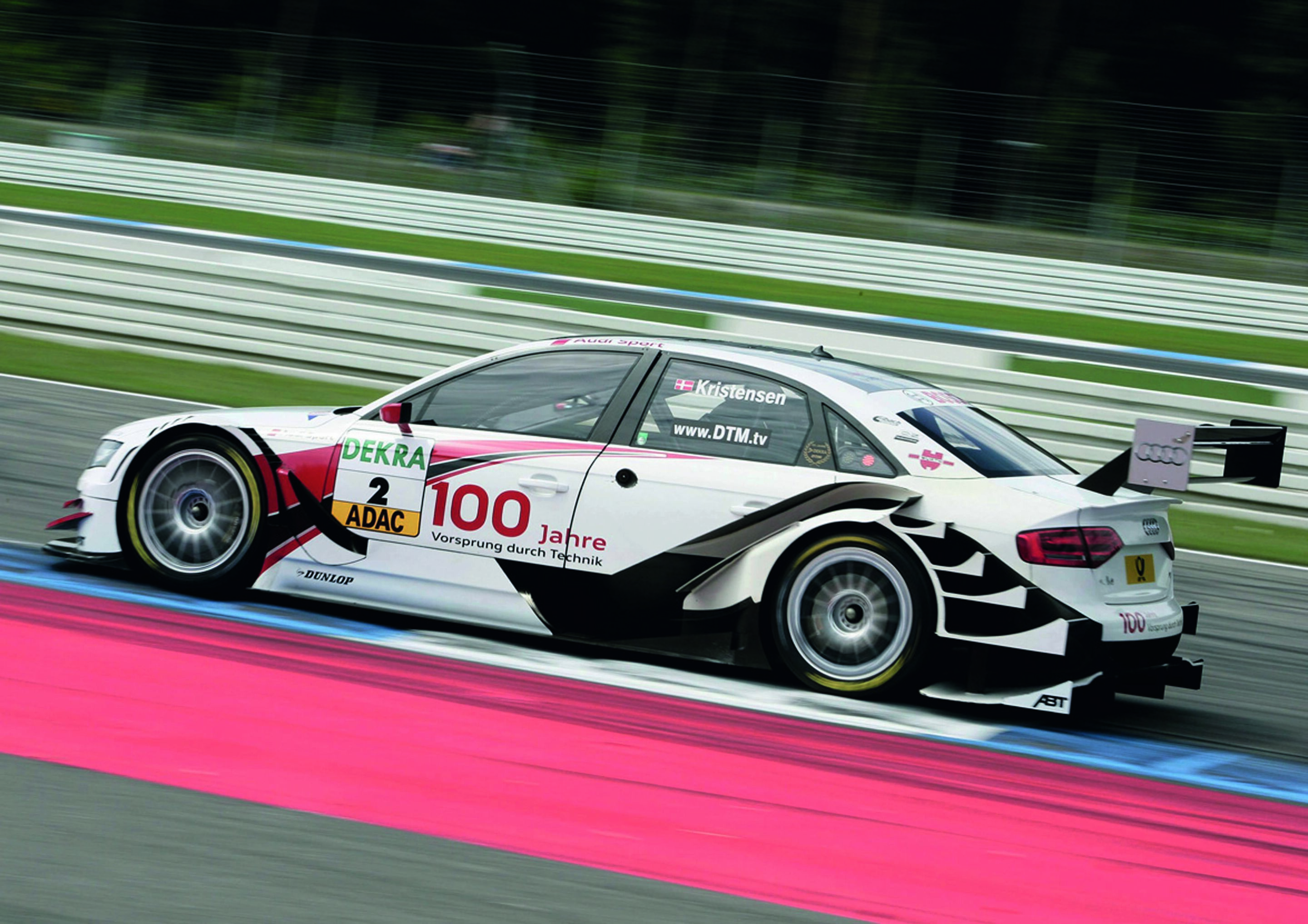 Jubiläumsmagazin Motorsport - DTM 2009, Auftakt in Hockenheim: An "100 Jahre Vorsprung durch Technik" erinnert Tom Kristensen beim 100. Rennen der aktuellen DTM - und er siegt.