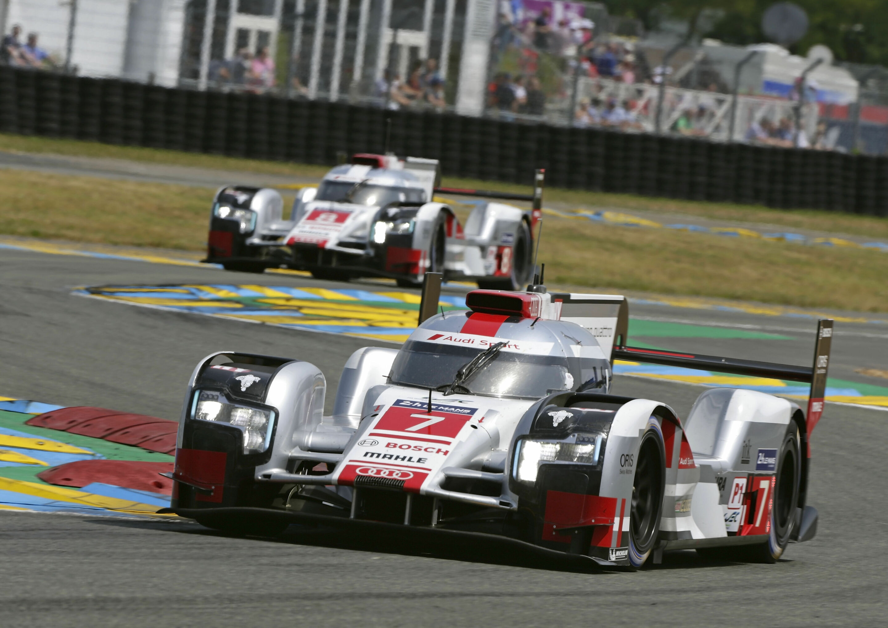 24 Stunden Le Mans 2015 - Audi R18 e-tron quattro #7 (Audi Sport Team Joest), Marcel Fässler, André Lotterer, Benoît Tréluyer; Audi R18 e-tron quattro #8 (Audi Sport Team Joest), Lucas di Grassi, Loïc Duval, Oliver Jarvis