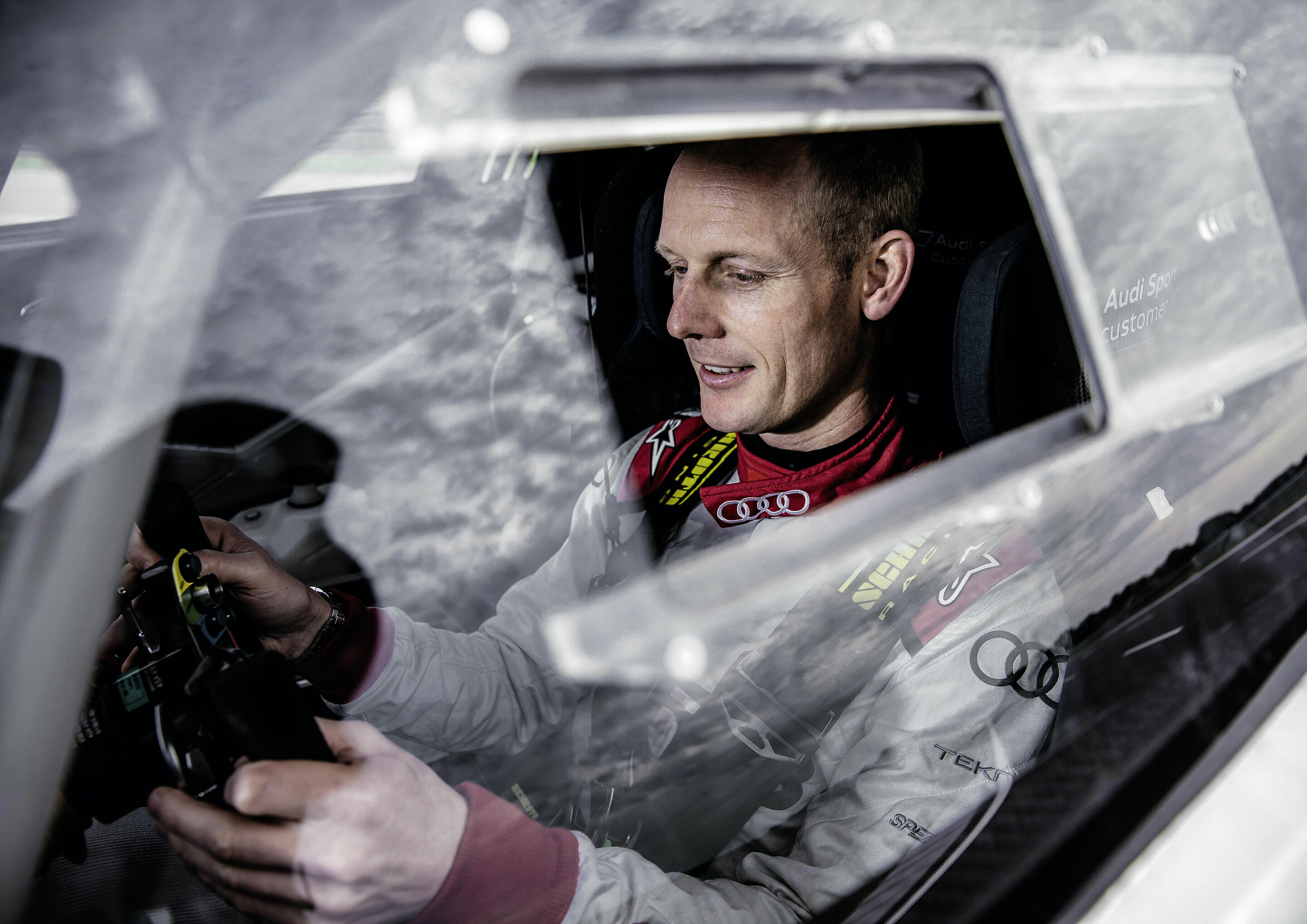 Encounter – The Audi Technology Magazine 2/2015 - BENDS DISCUSSION
Edward Sandström
Race Driver
“A much better workplace”
Race driver Edward Sandström has also made his way to Neuburg an der Donau. He climbs into the cockpit of the Audi R8 LMS wearing...
