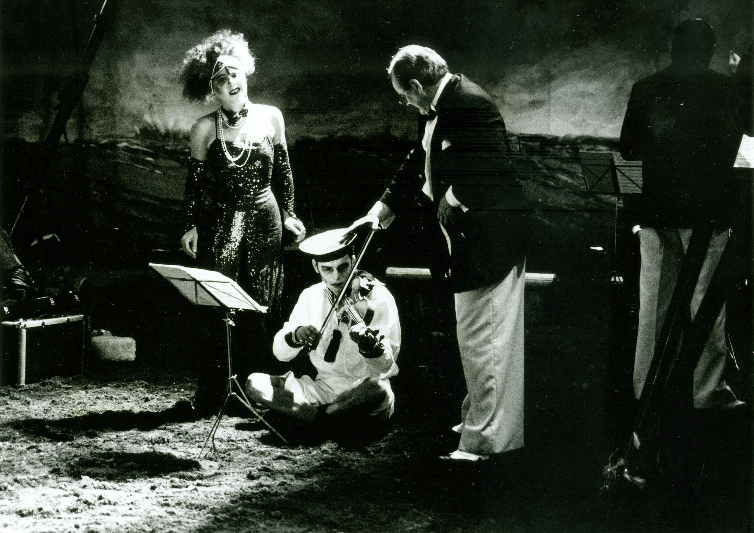 Salzburger Festspiele zu Gast in Ingolstadt 1994 - Die Geschichte vom Soldaten. Schauspieler: (von links nach rechts) Karin Romig, Gottfried Breitfuß; Solo-Vionline: Benjamin Schmid 
© Salzburger Festspiele/ Klaus Lefebvre