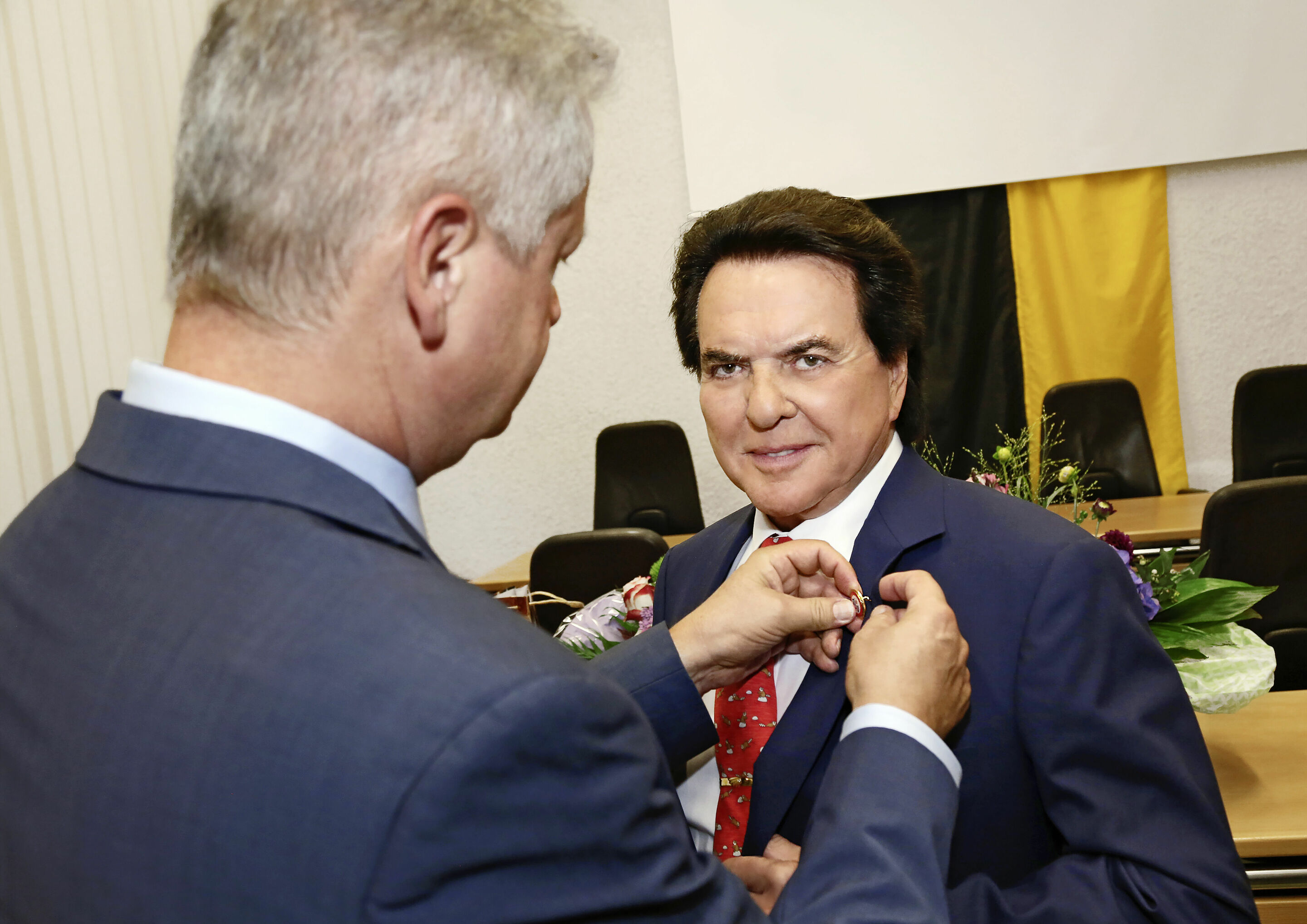 Reinhold Joest - Landrat Matthias Wilkes überreichte Reinhold Joest die Goldene Ehrennadel