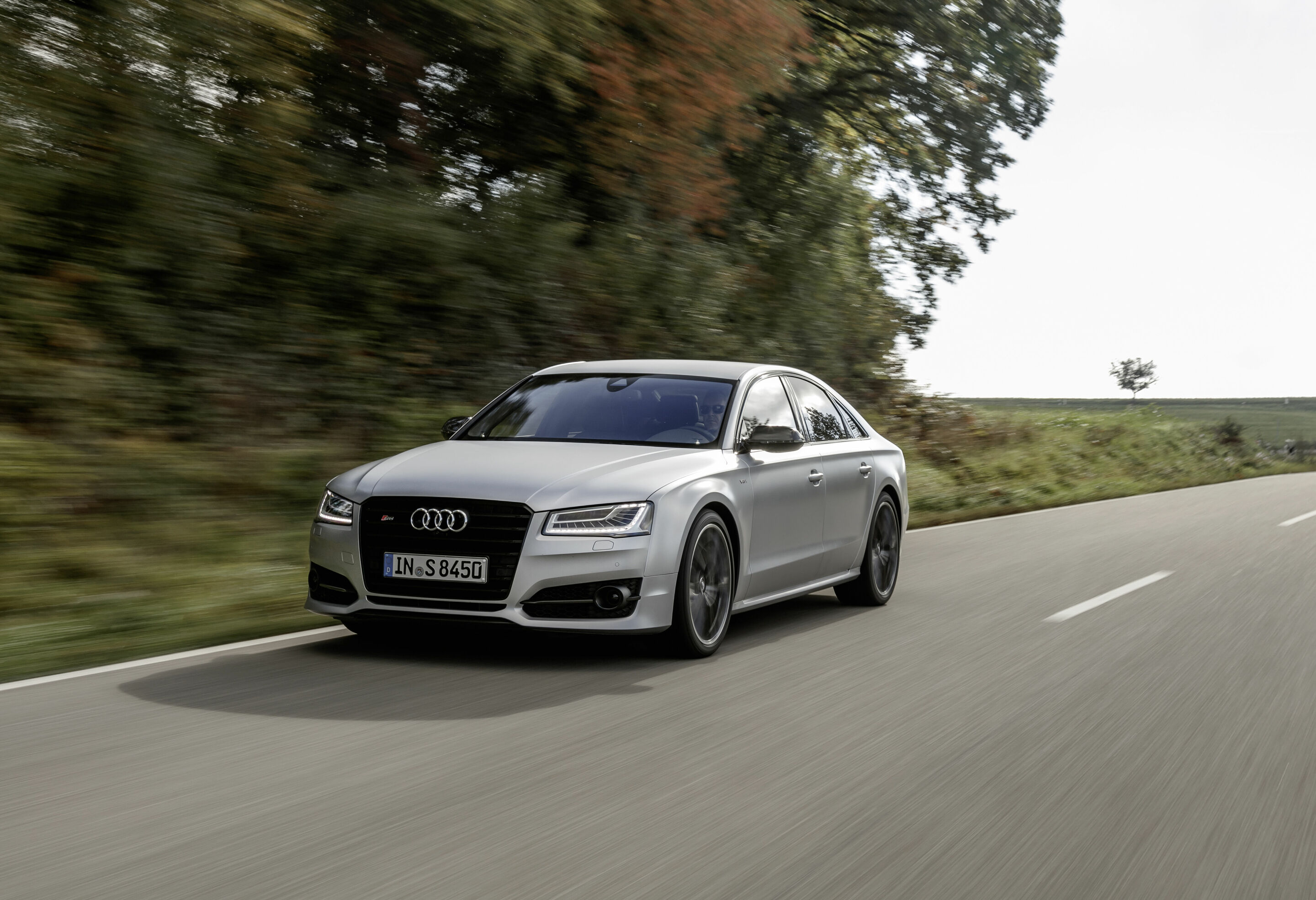 Audi S8 plus - Fahraufnahme, 
Farbe: Florettsilber matt