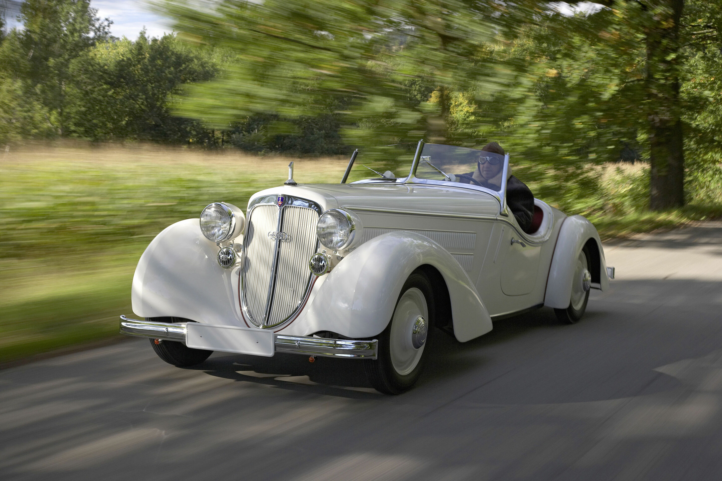 „Nach oben offen“: Audi mit Cabrios auf Techno Classica - 1935 stand der Audi Front 225 Roadster auf der Internationalen Automobilausstellung in Berlin. In Essen zeigt Audi Tradition einen originalgetreuen Nachbau.