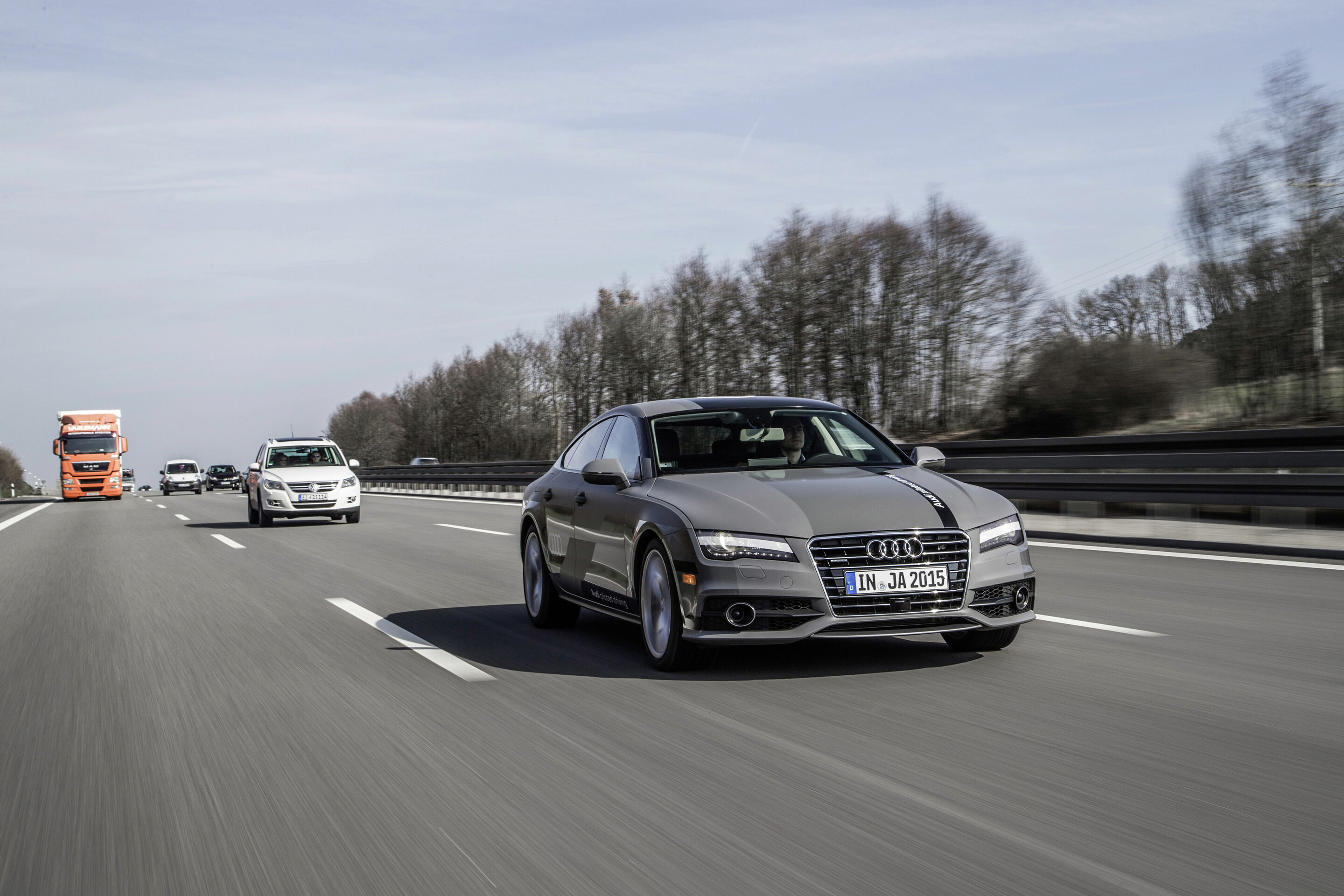 Audi A7 piloted driving concept - Technikträger fährt pilotiert auf der Autobahn A9