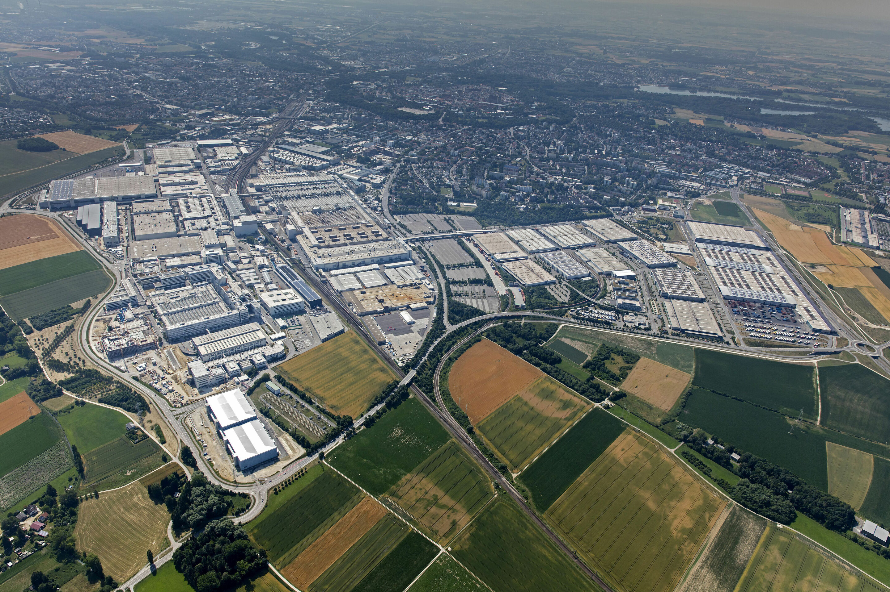 Standort Ingolstadt: - Mitten in Bayern befindet sich die größte Produktionsstätte des Audi-Konzerns. In Ingolstadt am Stammsitz der Marke mit den Vier Ringen werden mehr als eine halbe Million Automobile pro Jahr produziert.  Rund 43.000 Mitarbeiter...