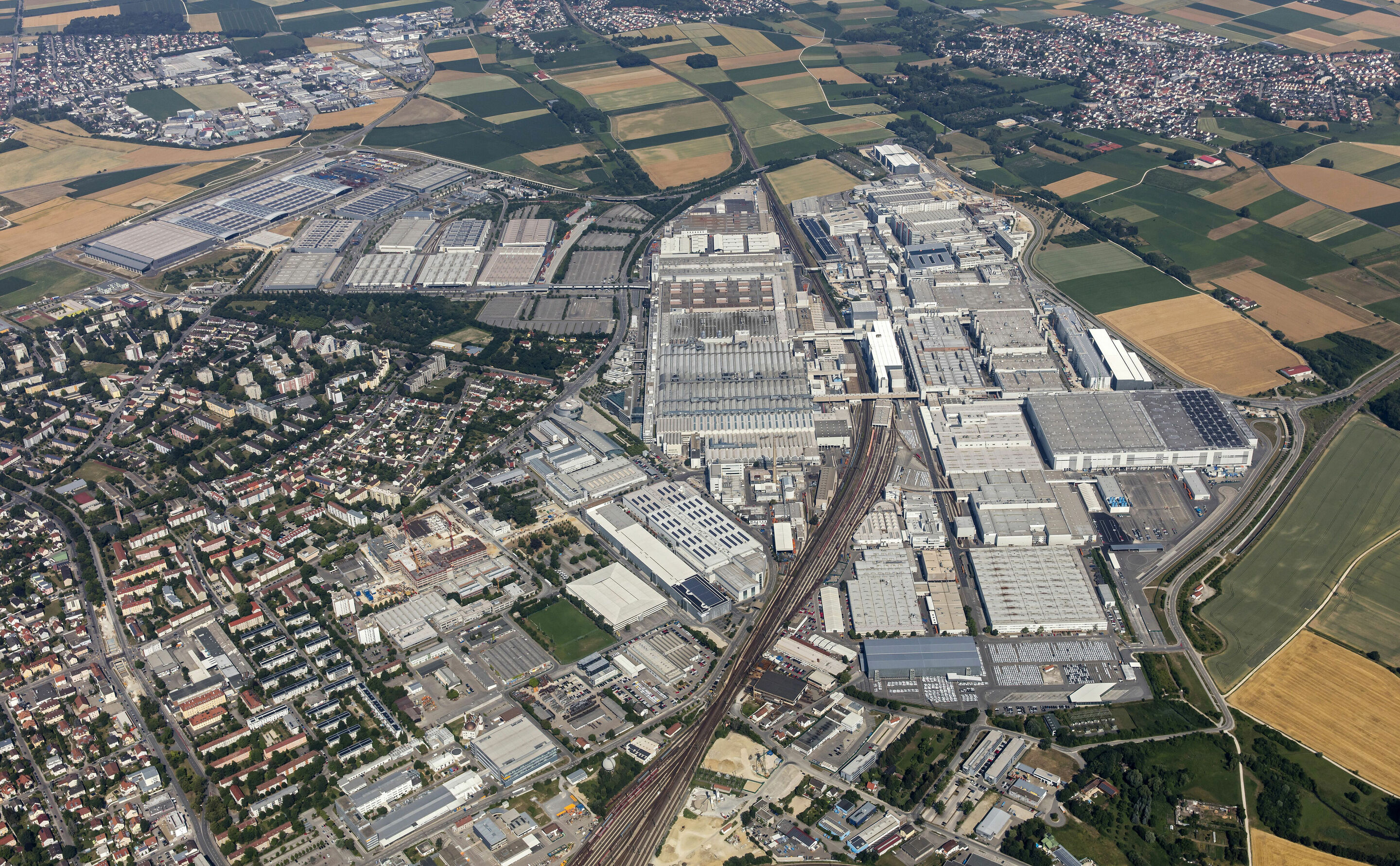 Standort Ingolstadt: - Mitten in Bayern befindet sich die größte Produktionsstätte des Audi-Konzerns. In Ingolstadt am Stammsitz der Marke mit den Vier Ringen werden mehr als eine halbe Million Automobile pro Jahr produziert.  Rund 43.000 Mitarbeiter...