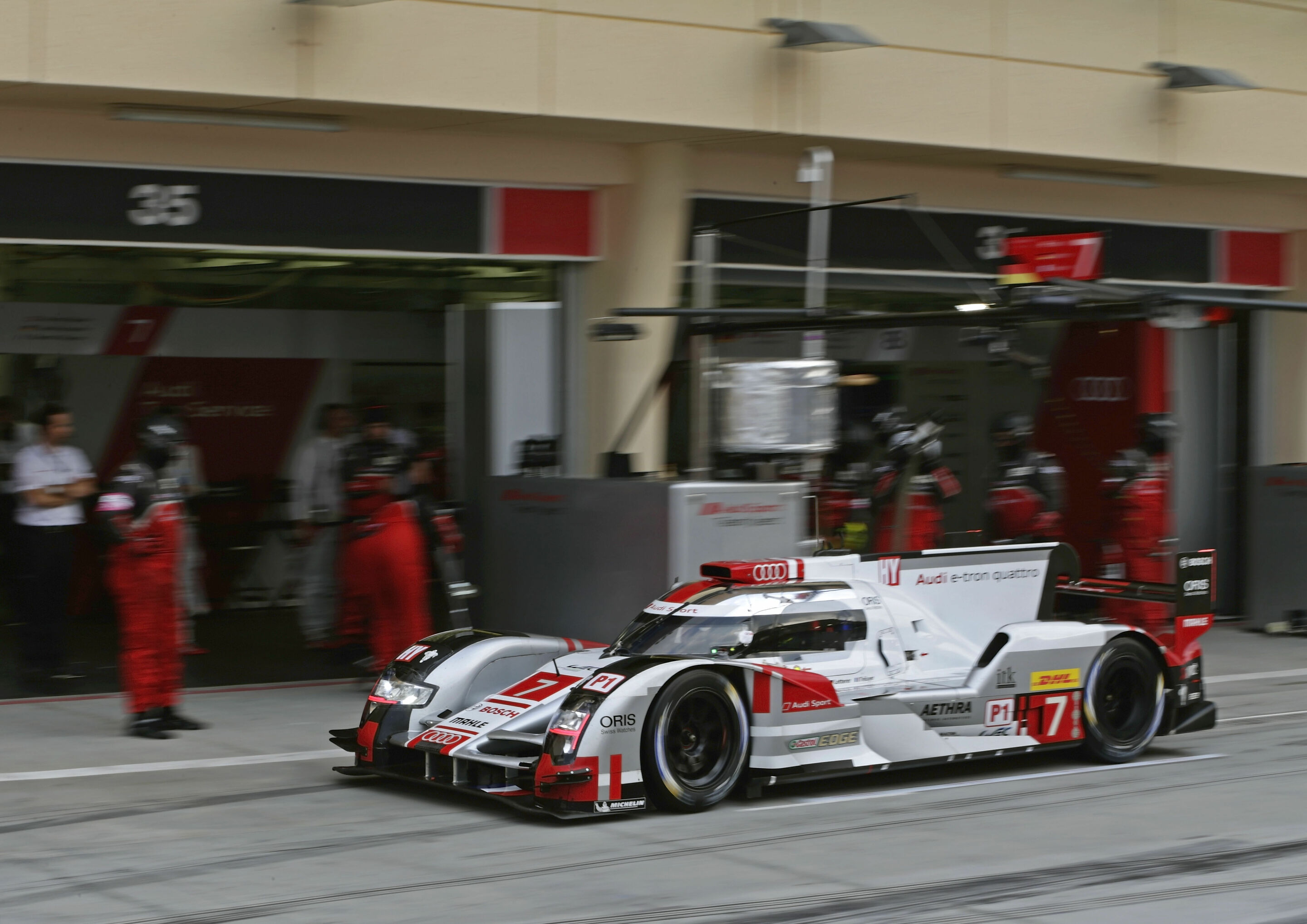 WEC Bahrain 2015 - Audi R18 e-tron quattro #7 (Audi Sport Team Joest), Marcel Fässler, André Lotterer, Benoît Tréluyer