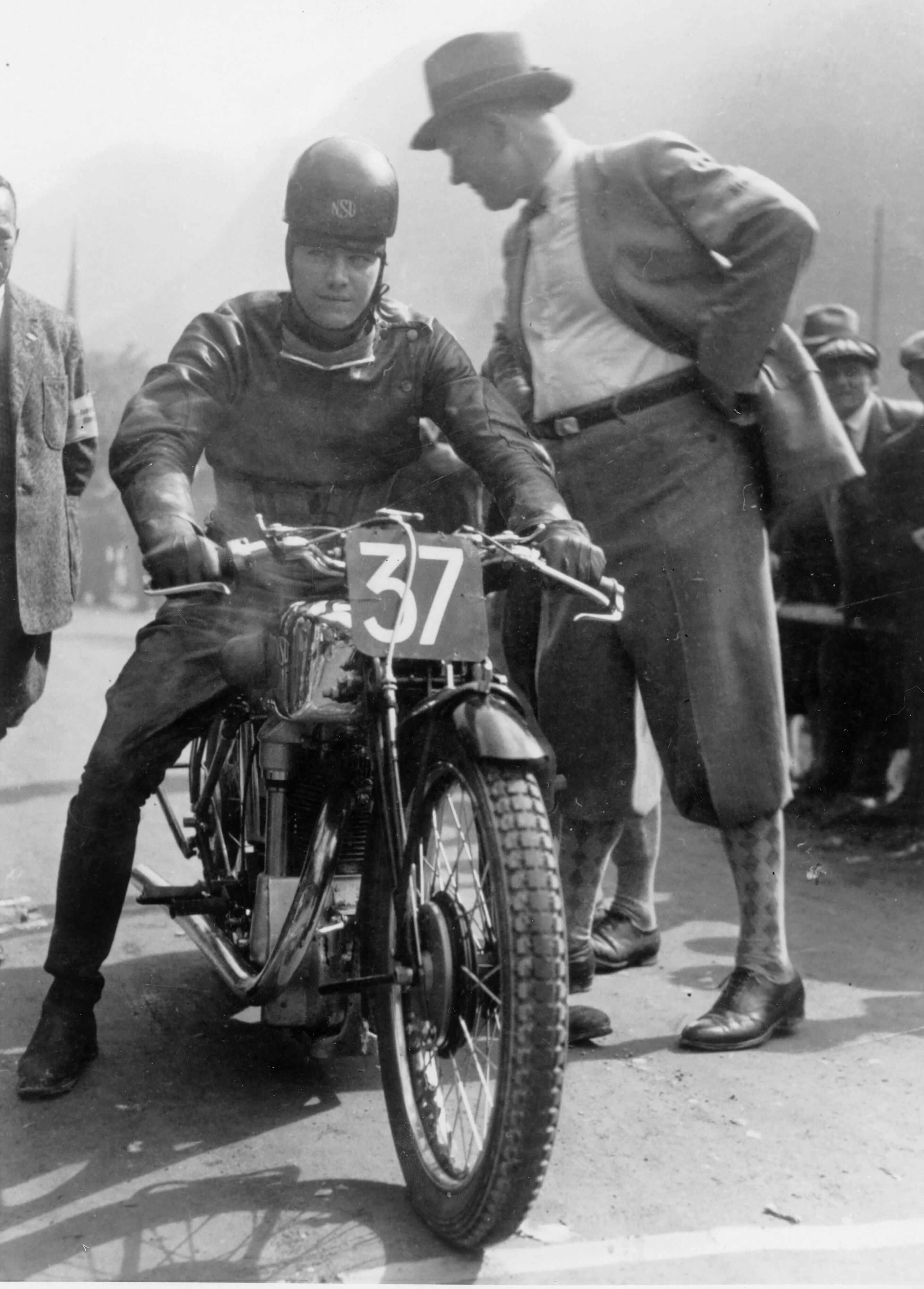 „Nach oben offen“: Audi mit Cabrios auf Techno Classica - NSU-Chefkonstrukteur Walter William Moore (rechts) brachte den englischen Rennfahrer Tom Bullus mit nach Deutschland. Nach seinen großen Erfolgen im Jahr 1930 auf der NSU 500 SSR nannten Insider...