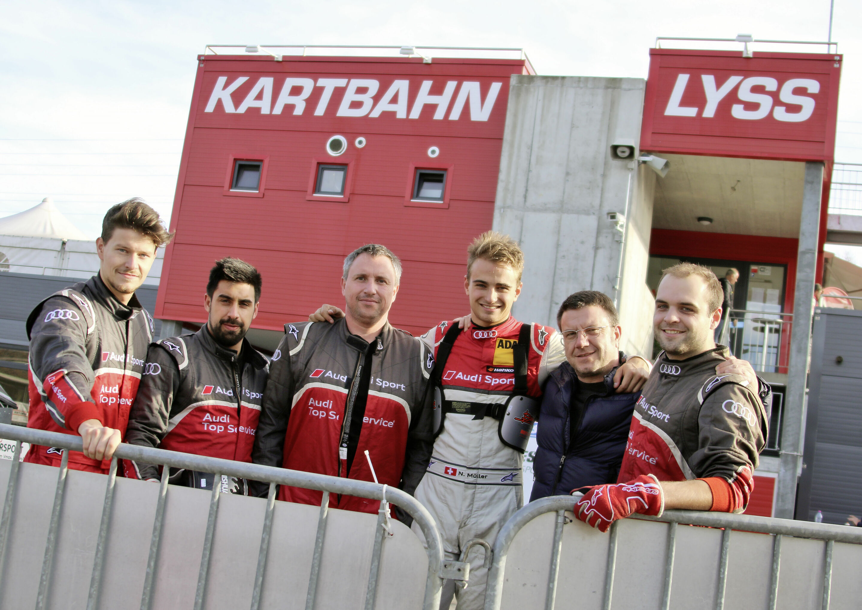 DTM 2015 - Nico Müller mit seiner Mechaniker-Crew vom Audi Sport Team Rosberg beim Kartfahren