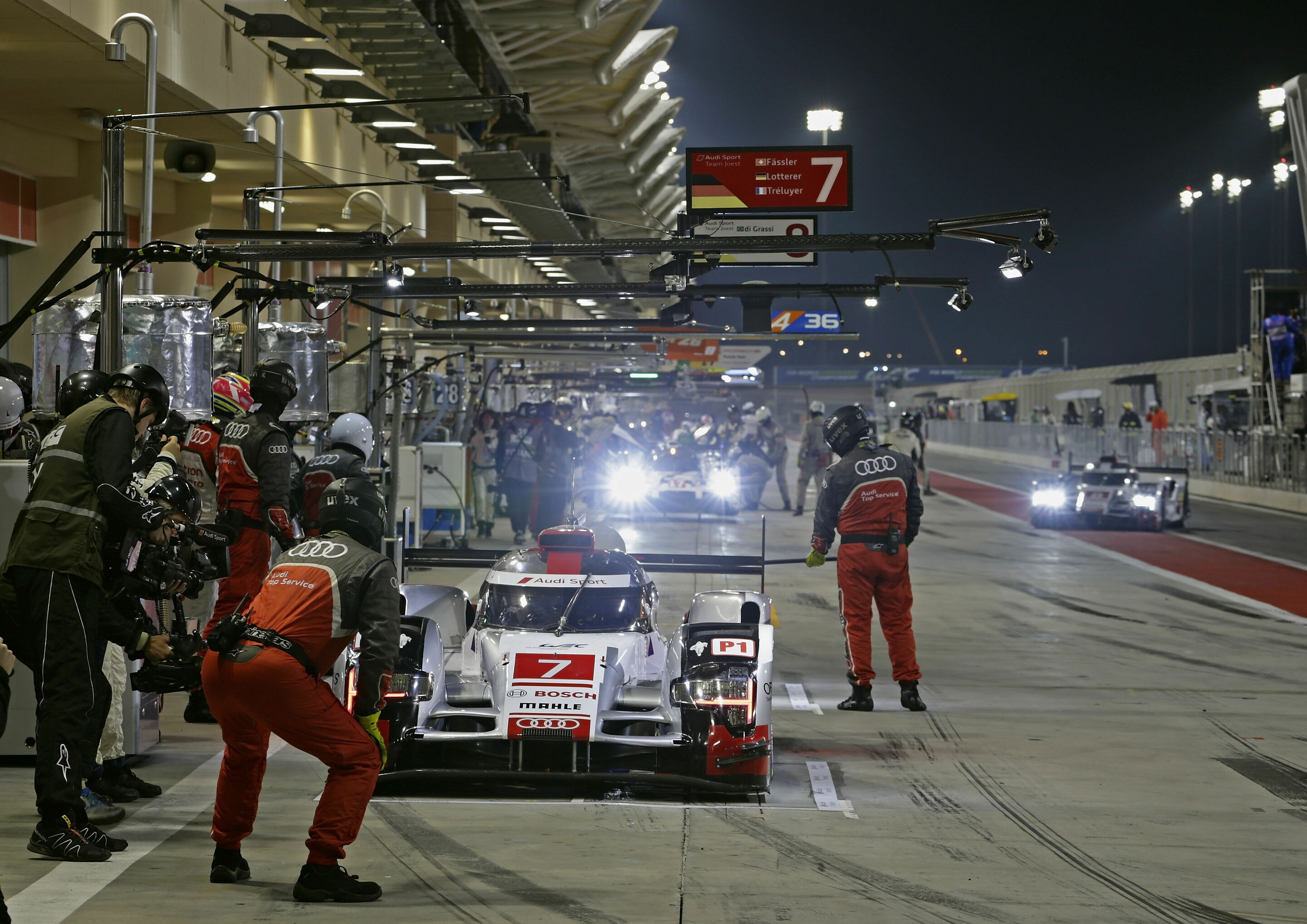 WEC Bahrain 2015 - Audi R18 e-tron quattro #7 (Audi Sport Team Joest), Marcel Fässler, André Lotterer, Benoît Tréluyer