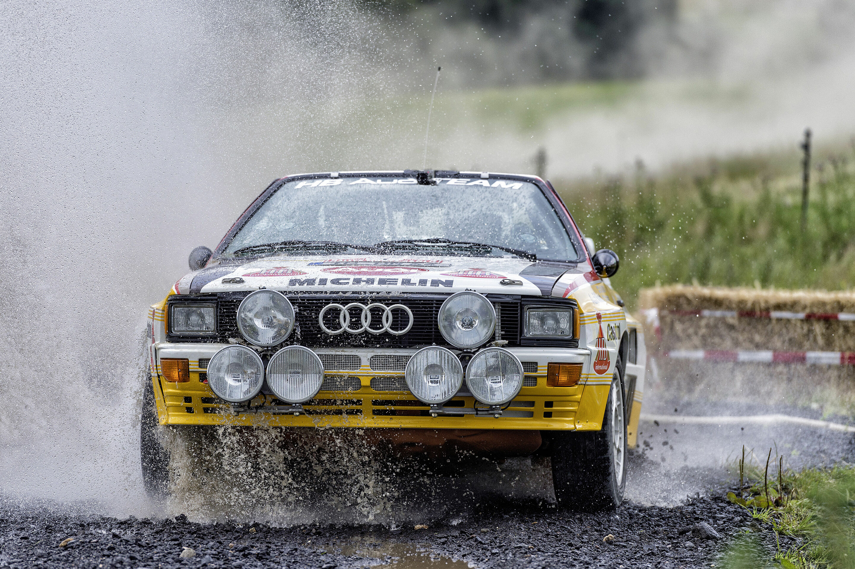 Audi Rallye-Ikonen beim Eifel Rallye Festival 2014 - Für die Zuschauer ist auf den Sonderprüfungen einiges geboten: Der Audi Rallye quattro A2 zum Beispiel bei der Wasser-Durchfahrt.