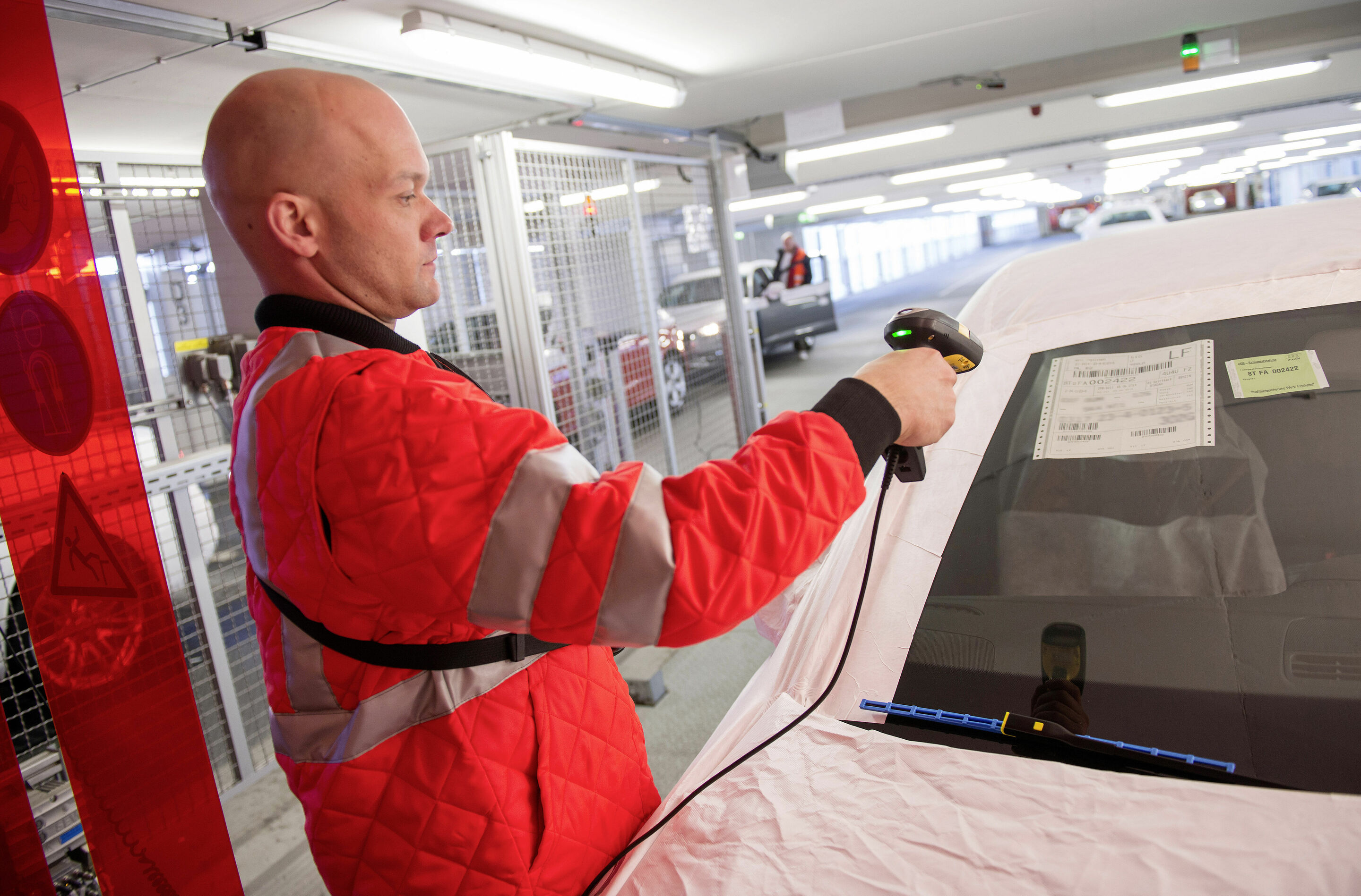 Prozesshaus am Audi-Standort Ingolstadt - Ein Audi-Mitarbeiter erfasst im Prozesshaus die Daten des Automobils mit dem Handscanner. Der Scanner liefert alle Daten, die für den Transport notwendig sind.