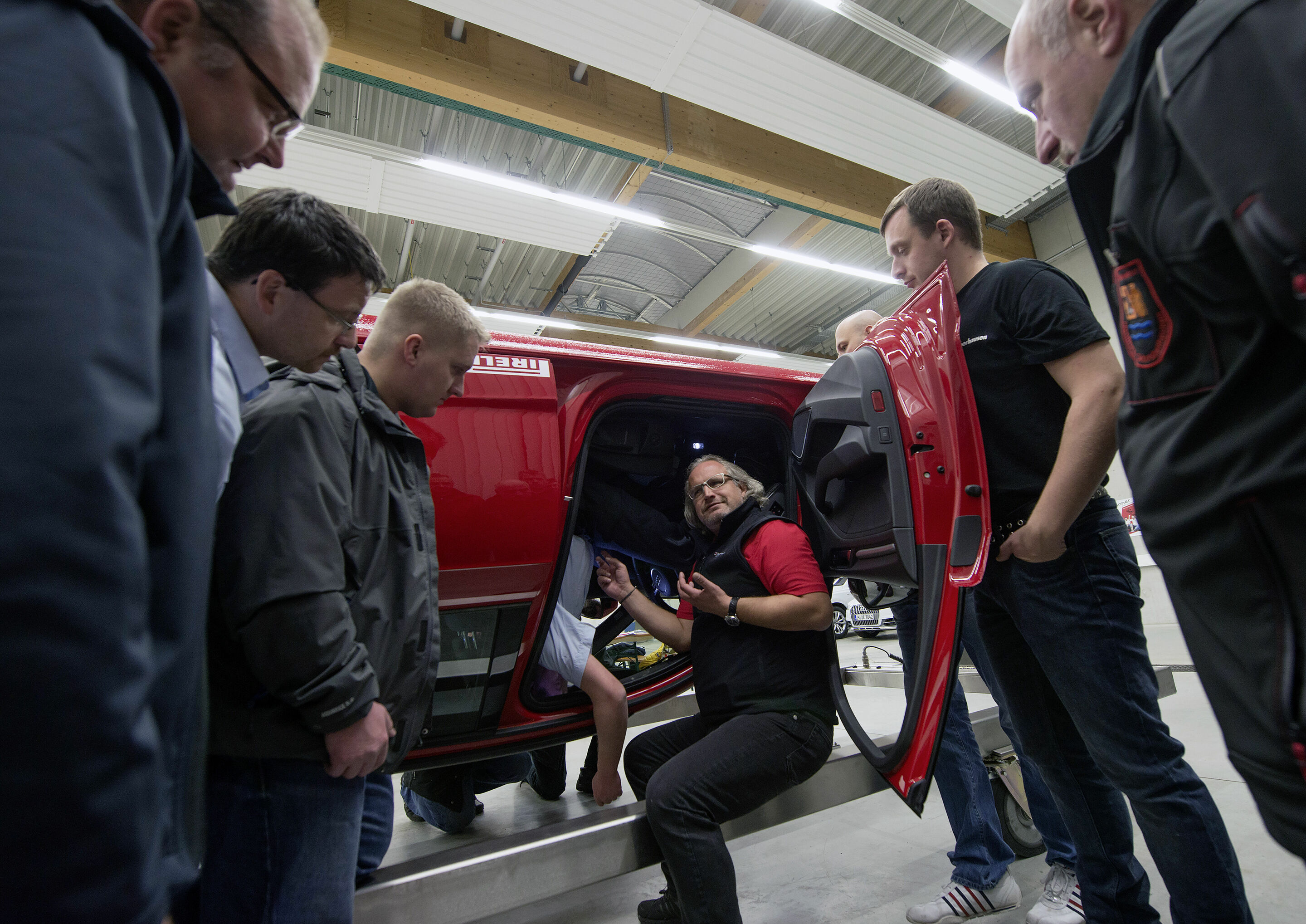 Audi stellt sich für Feuerwehr auf den Kopf:  Schulung am Rettungssimulator in Neuburg - Feuerwehr-Schulung am Rettungssimulator bei Audi Neuburg: Instruktor Markus Fiechtel Kerschner von der Audi driving experience erklärt den 25 Feuerwehrleuten, unter...