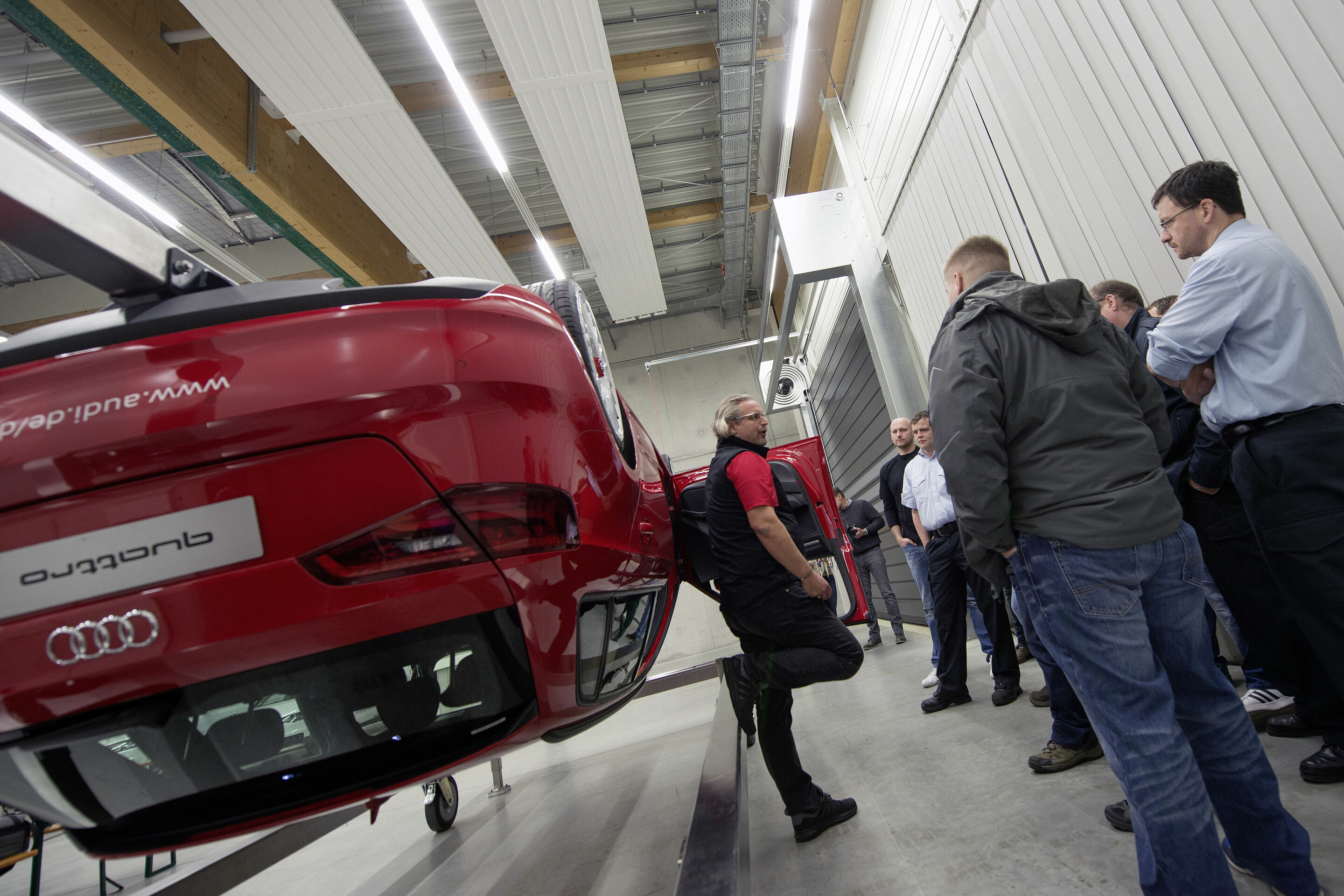 Audi stellt sich für Feuerwehr auf den Kopf: Schulung am Rettungssimulator in Neuburg - Feuerwehr-Schulung am Rettungssimulator bei Audi Neuburg: Instruktor Markus Fiechtel Kerschner von der Audi driving experience erklärt den 25 Feuerwehrleuten, unter...