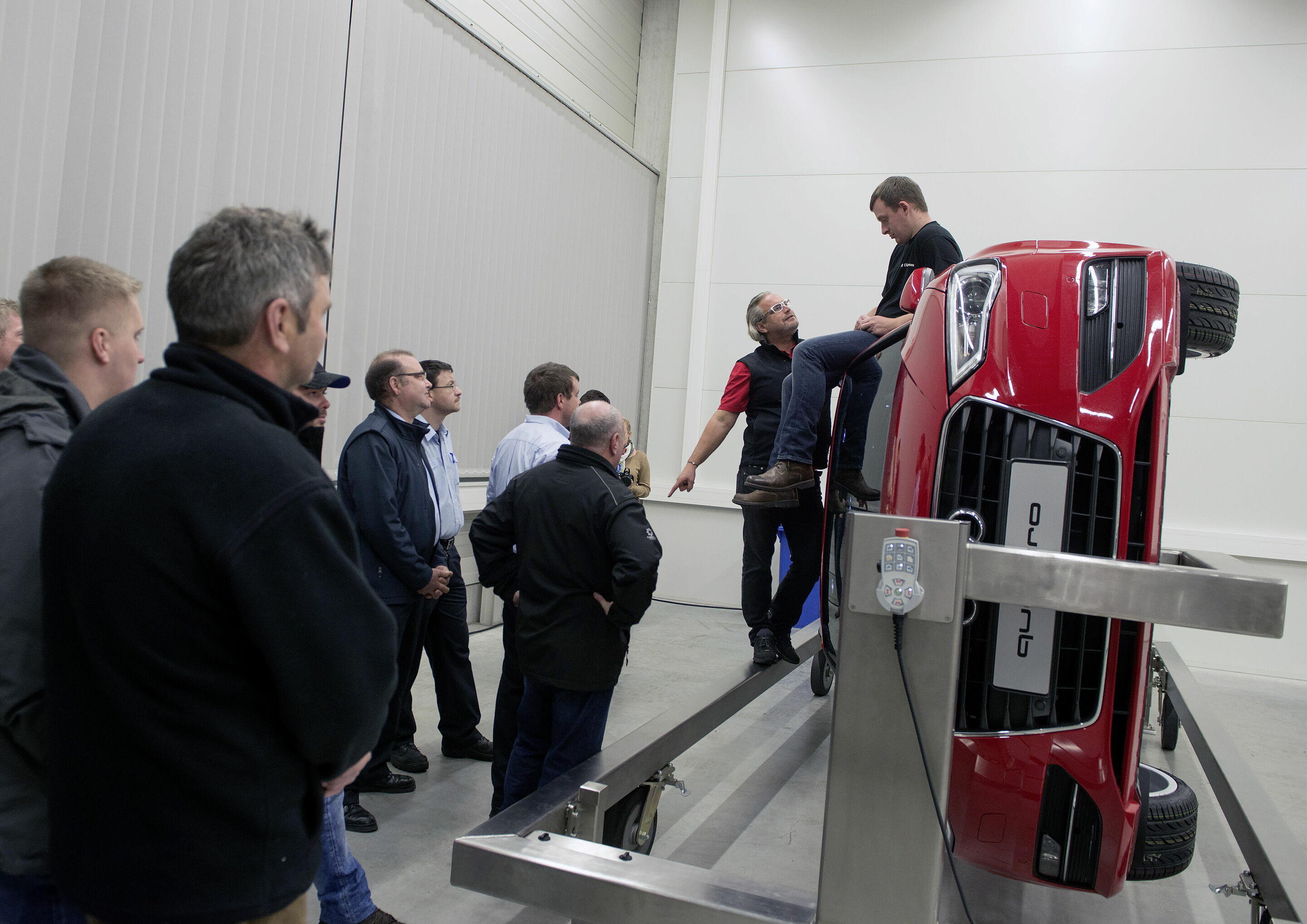 Audi stellt sich für Feuerwehr auf den Kopf: Schulung am Rettungssimulator in Neuburg - Feuerwehr-Schulung am Rettungssimulator bei Audi Neuburg: Instruktor Markus Fiechtel Kerschner von der Audi driving experience erklärt den 25 Feuerwehrleuten, unter...