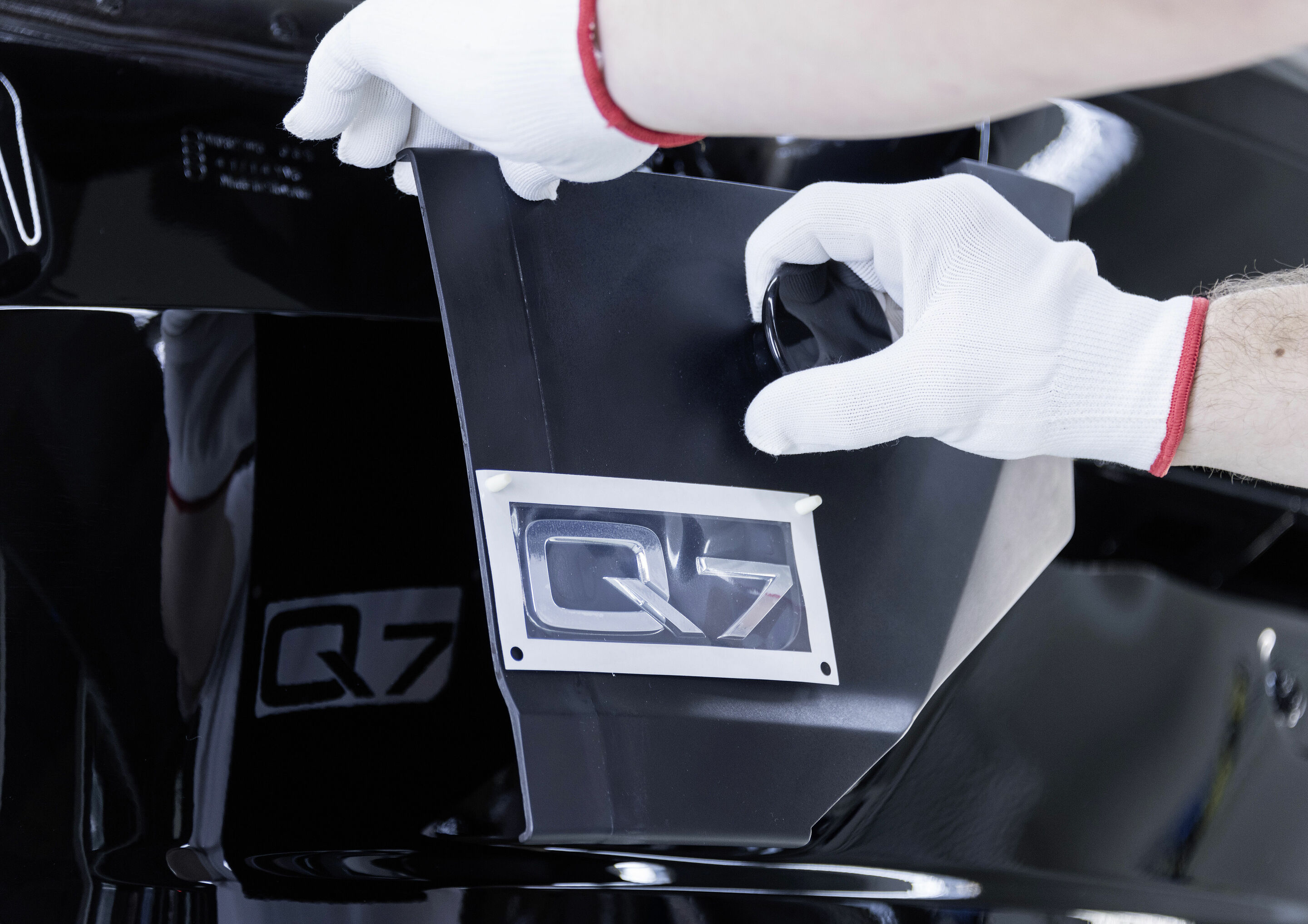 Audi Bratislava - In der Lackiererei wird die Typenbezeichnung des Audi Q7 angebracht.