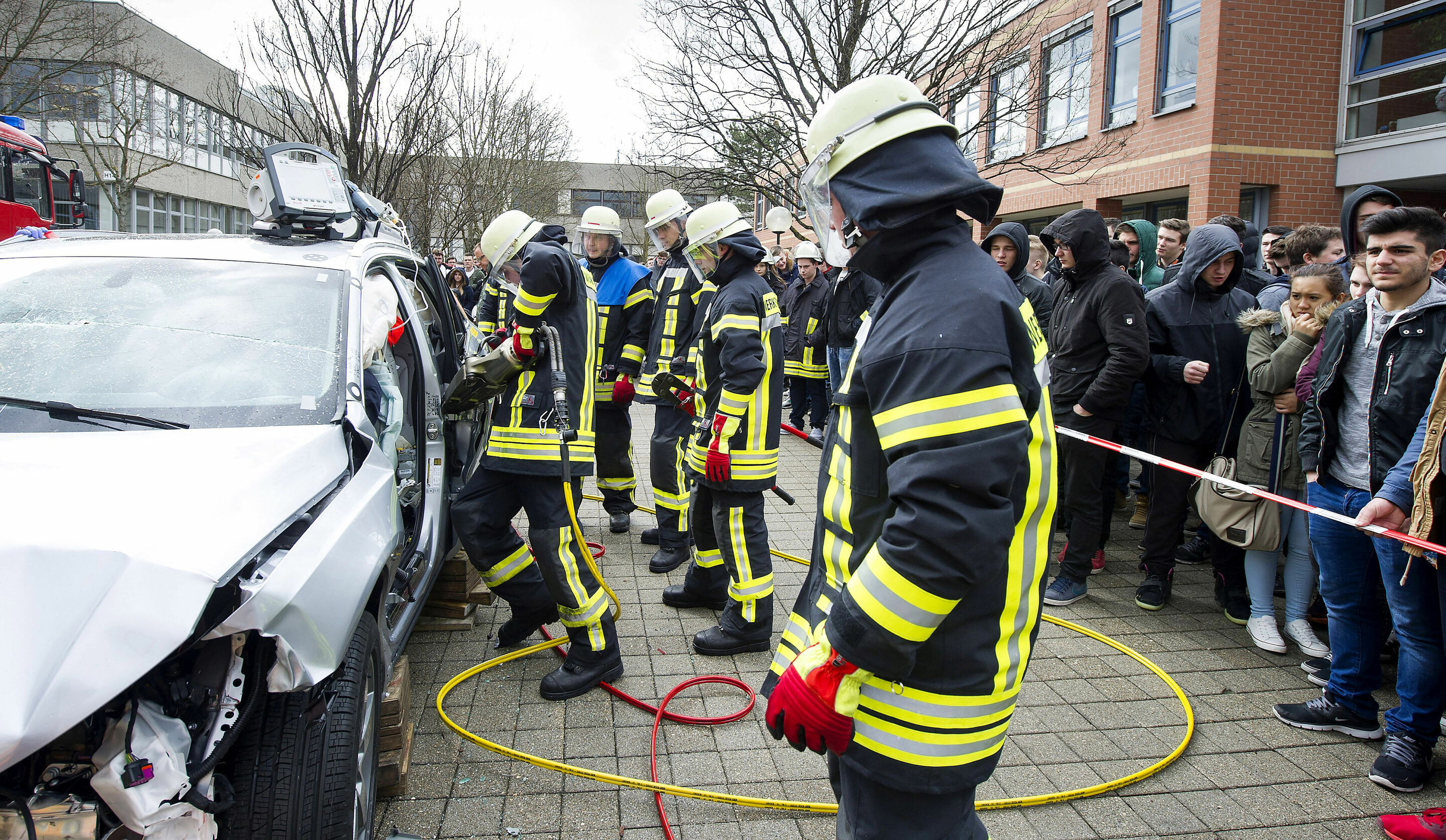 Verkehrssicherheitstage im Audi-Bildungszentrum - Eine gute Übung: Mit der Rettungs-Spreizzange hebeln junge Azubis der Audi-Werkfeuerwehr die Autotür nach einem simulierten Frontalcrash aus.

Schlagworte: Ausbildung, Beruf, Feuerwehr