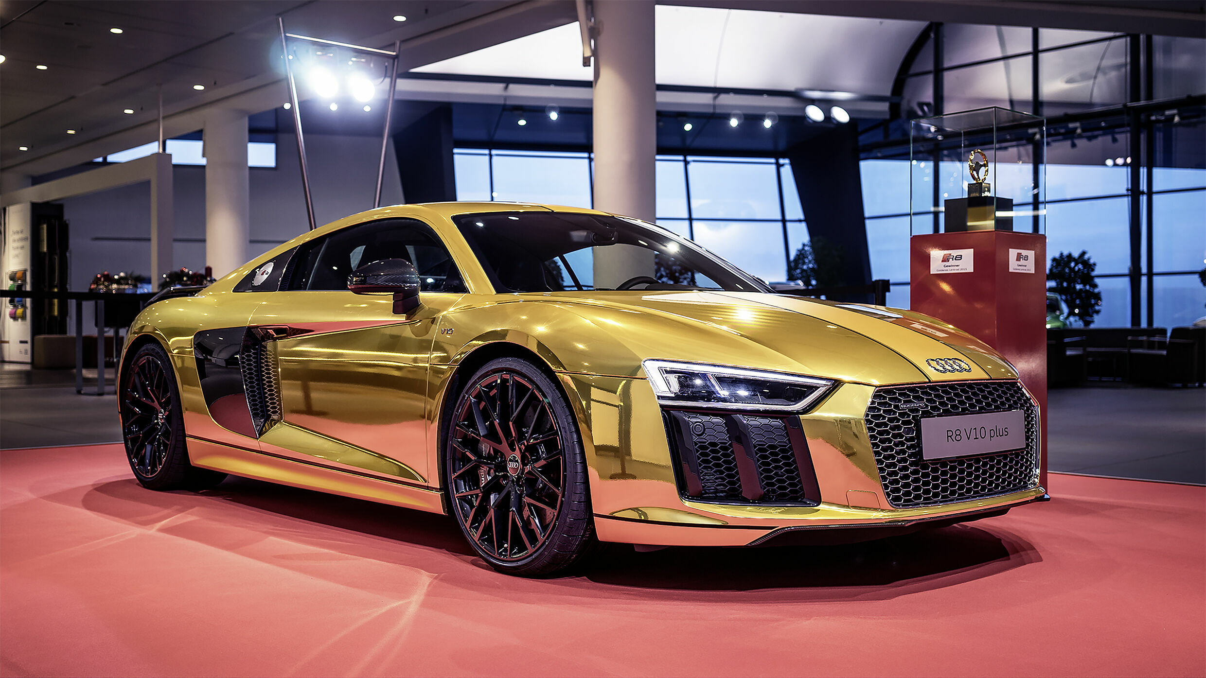 Sonderaktionen - Sonderfahrzeug zum „Goldenen Lenkrad“: Audi R8 - Dieser Audi R8 V10 plus ist der Auszeichnung „Goldenes Lenkrad“ gewidmet.