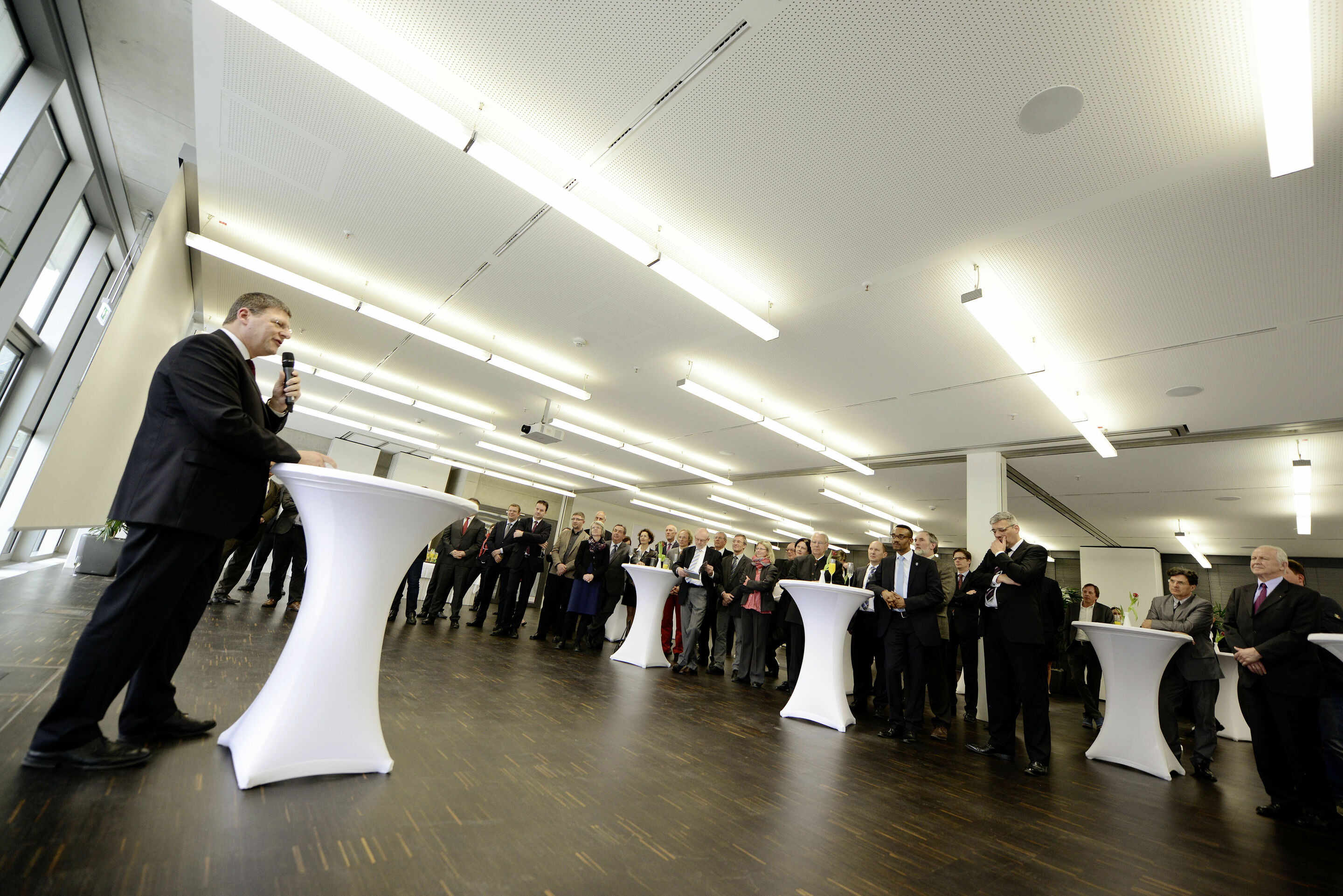 Einweihung Audi Akademie - Rund 80 Gäste aus Politik und Unternehmen konnte Ralph Linde, Leiter Audi Akademie, im neuen Gebäude begrüßen.