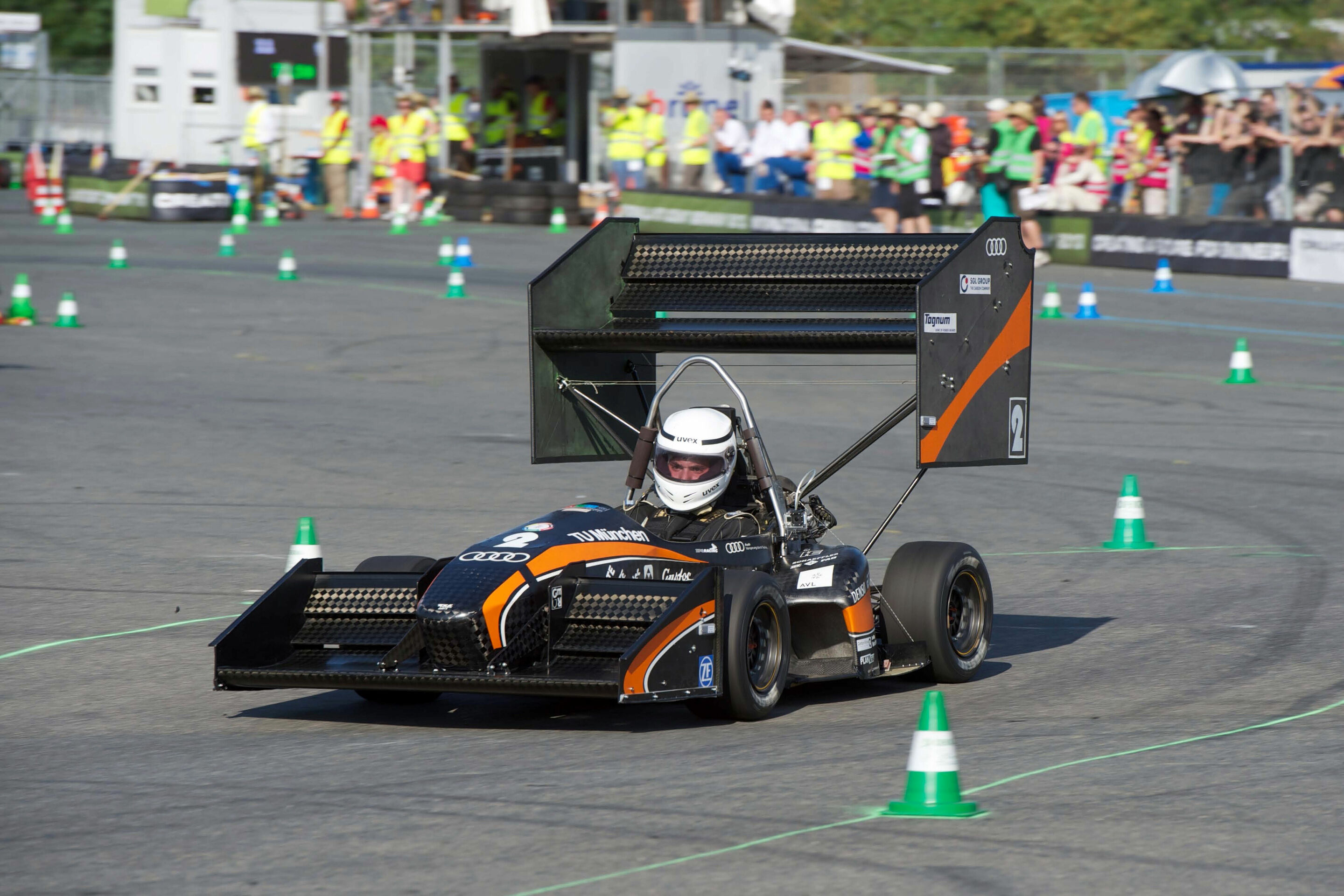 Formula Student Germany 2013 - Bei der Formula Student Germany 2013 schickten am Wochenende insgesamt 3.600 Studenten aus aller Welt ihre selbst entwickelten Rennwagen auf die Strecke. Audi unterstützte drei Teams, unter anderem das Münchener TUfast-Team,...