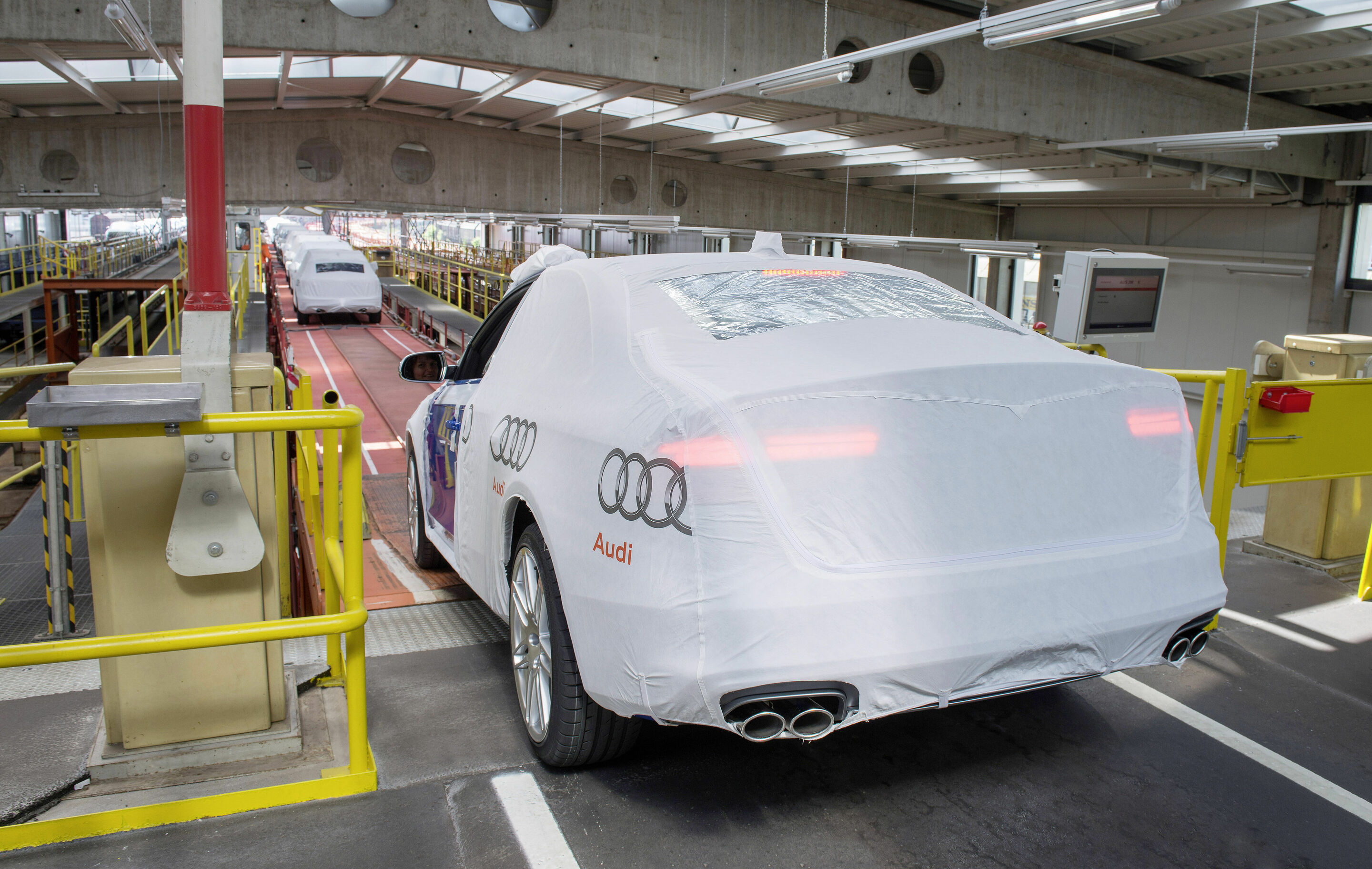 Processing Building at the Audi site Ingolstadt - The semi-automatic loading onto trains as practiced in the Processing Building at the Audi site in Ingolstadt is so far unique in the automobile industry. Cars that are destined for rail transport are...