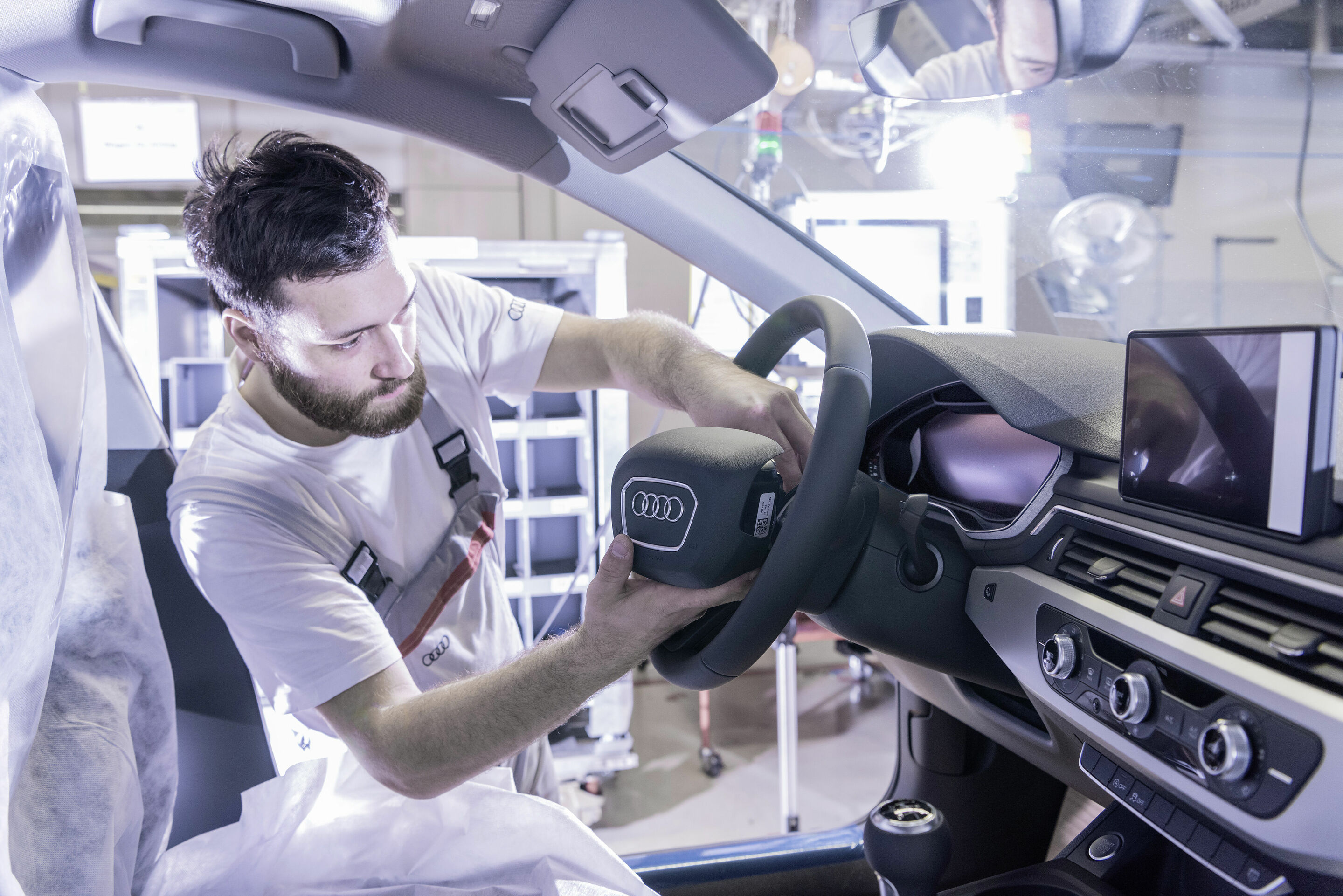 Audi-Standort Ingolstadt - Produktion Audi A4: Montage – Verbau Airbag.