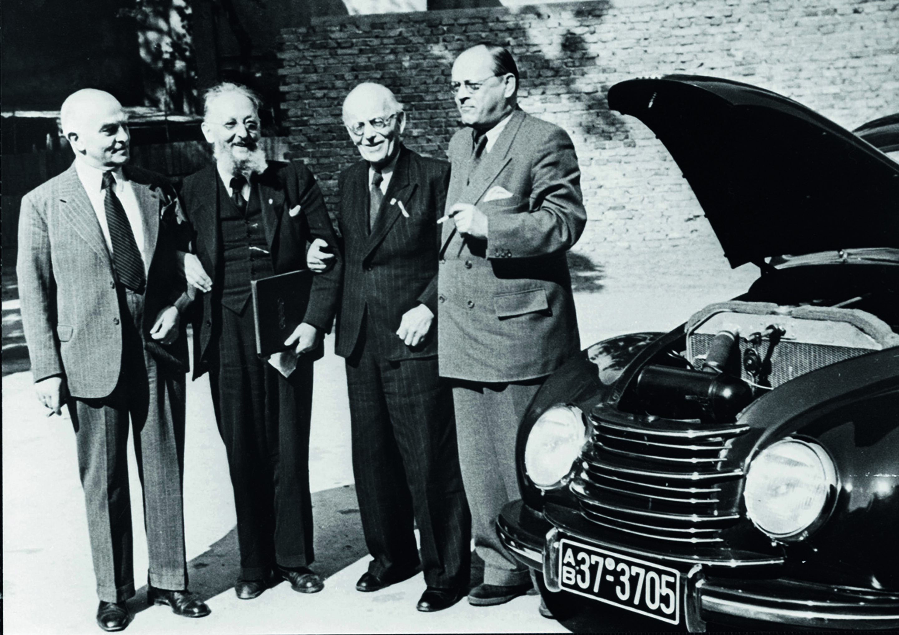 Anniversary magazine History - The big chiefs - Dr. Bruhn (l.), August Horch (2nd f.r.) and Dr. Hahn 1950 with the DKW F89