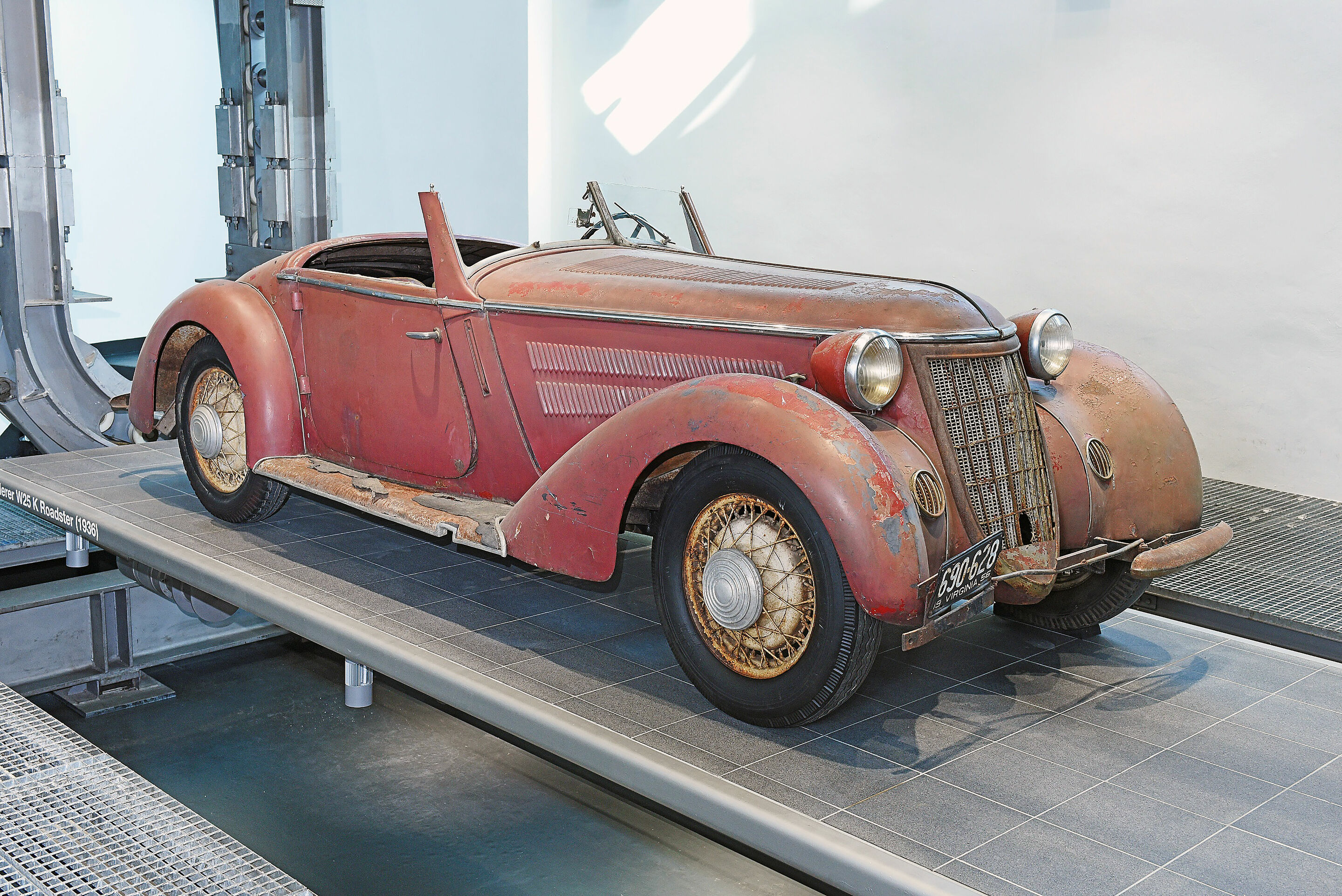 „Variationen in Rot“ im Audi museum mobile - Zieht die Blicke auf sich: der Wanderer W 25 K Roadster aus dem Jahr 1936 in unrestauriertem Zustand.