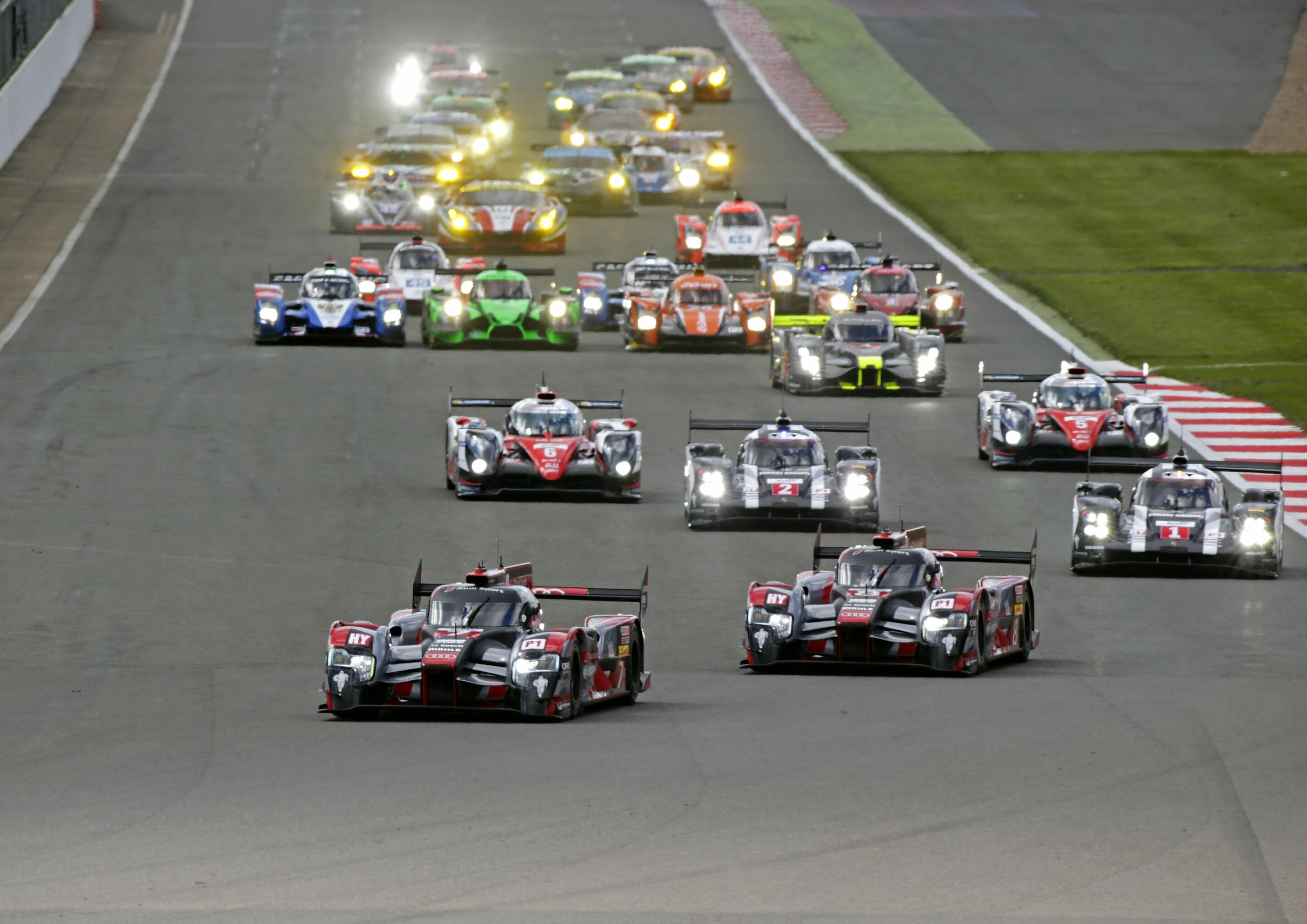 WEC Silverstone 2016 - Start
Audi R18 (2016) #7 (Audi Sport Team Joest), Marcel Fässler, André Lotterer, Benoît Tréluyer
Audi R18 (2016) #8 (Audi Sport Team Joest), Lucas di Grassi, Loïc Duval, Oliver Jarvis