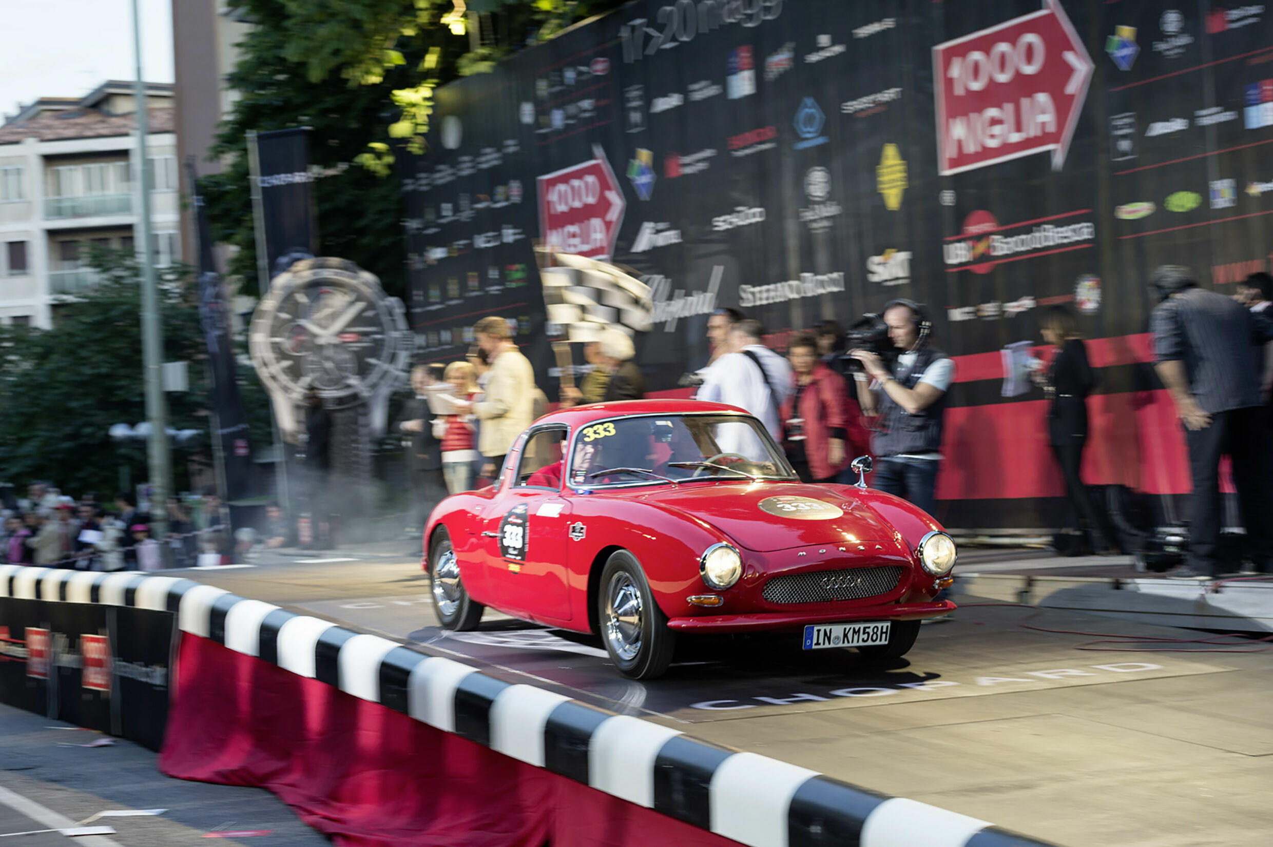 Coupés waren wie geschaffen für Langstreckenrennen: Wie zum Beispiel der DKW Monza von 1956 bei der Mille Miglia in Italien. - Coupés waren wie geschaffen für Langstreckenrennen: Wie zum Beispiel der DKW Monza von 1956 bei der Mille Miglia in Italien.