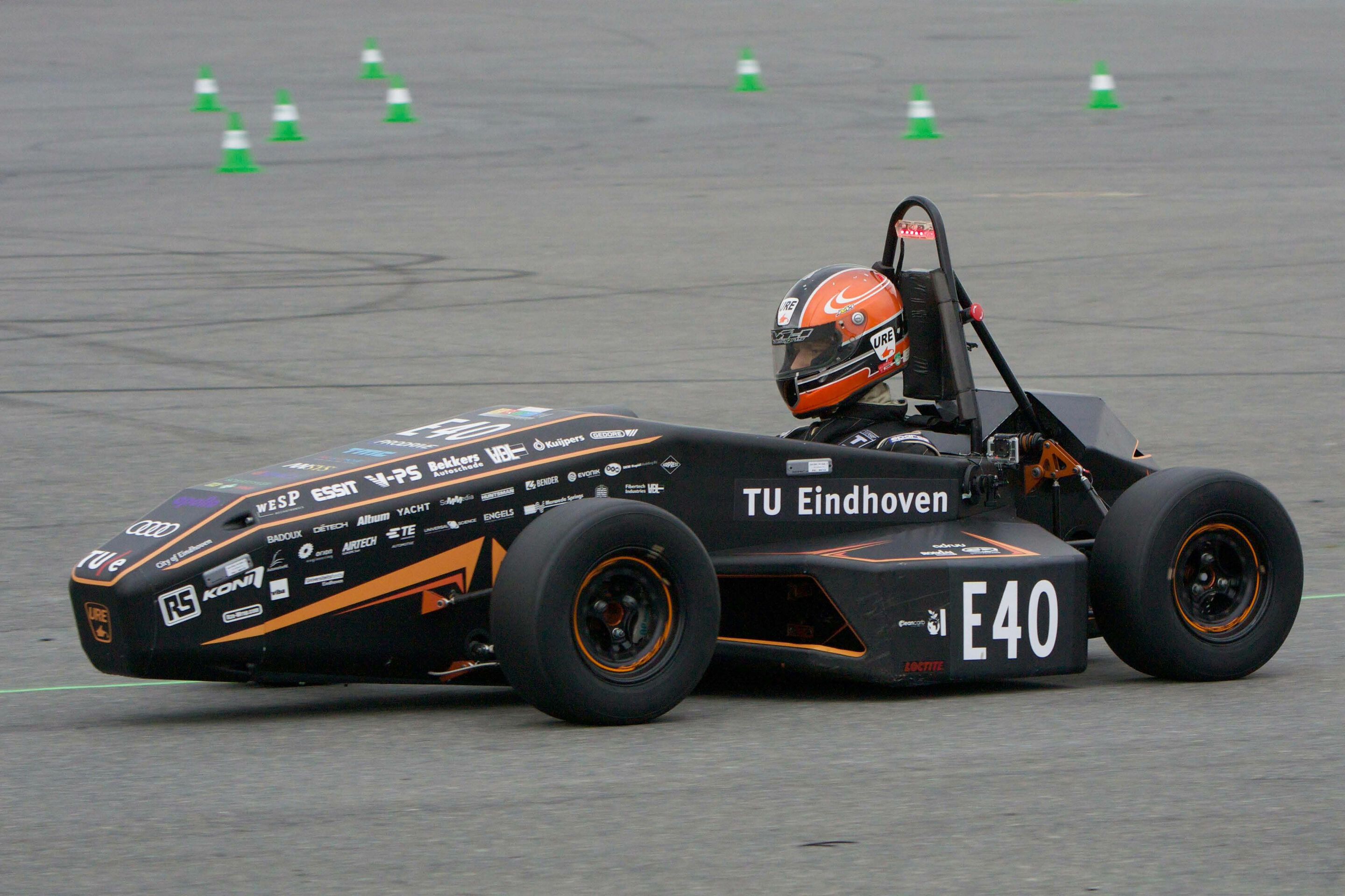 Formula Student Germany 2013 - 115 Teams aus 50 Nationen gingen am Wochenende im Hockenheim bei der Formula Student Germany 2013 an den Start. Auch Audi unterstützte internationale Wettbewerber, beispielsweise das Team der TU Eindhoven. Die Studenten...