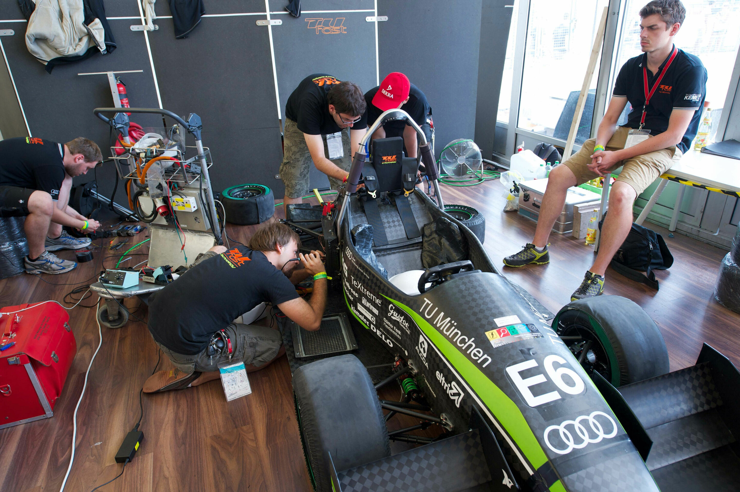 Formula Student Germany 2013 - Härtetest für selbst konstruierte Rennwagen: 3.600 Studenten aus 50 Nationen konkurrierten am Wochenende in Hockenheim bei der Formula Student Germany 2013. Der von Audi unterstützte Konstruktionswettbewerb wird in den Kategorien...