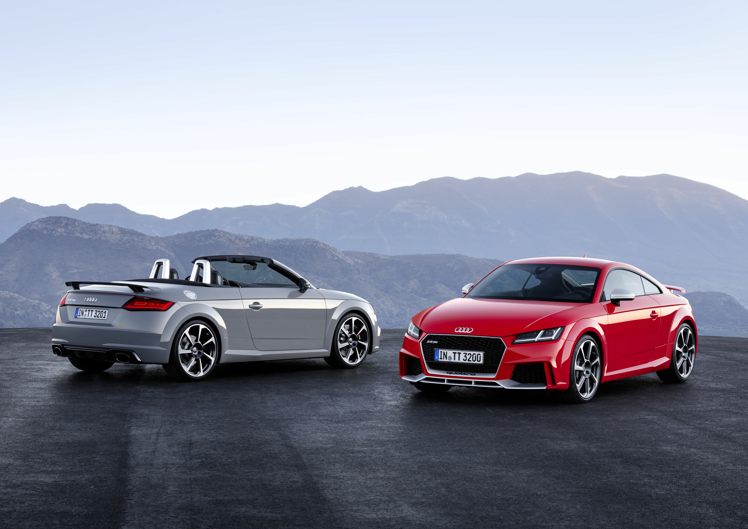 Audi TT RS Roadster, Audi TT RS Coupé (2016) - Standaufnahme,
Farbe: Nardograu, Catalunyarot