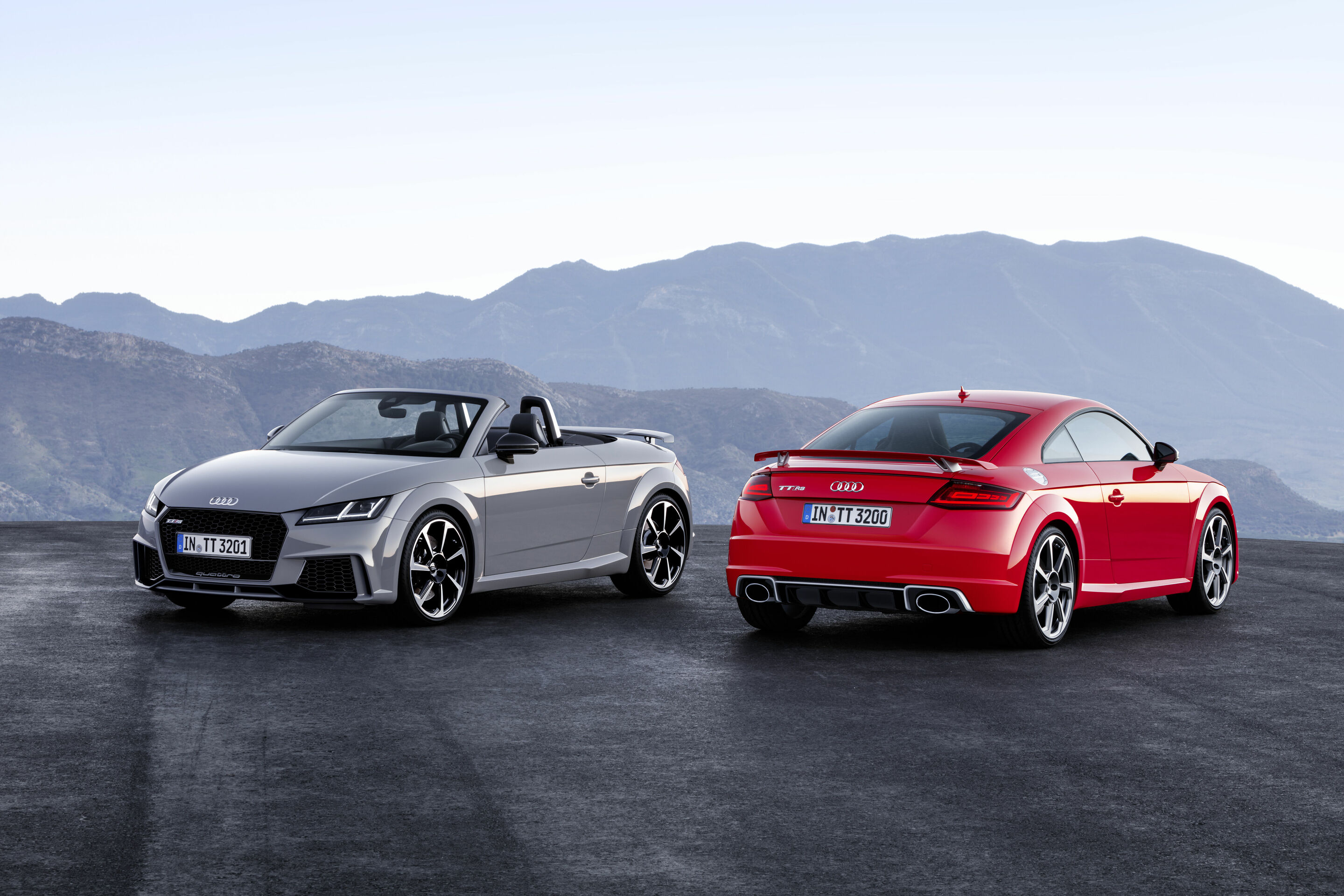 Audi TT RS Roadster, Audi TT RS Coupé (2016) - Static photo, 
Colour: Nardo Grey, Catalunya Red