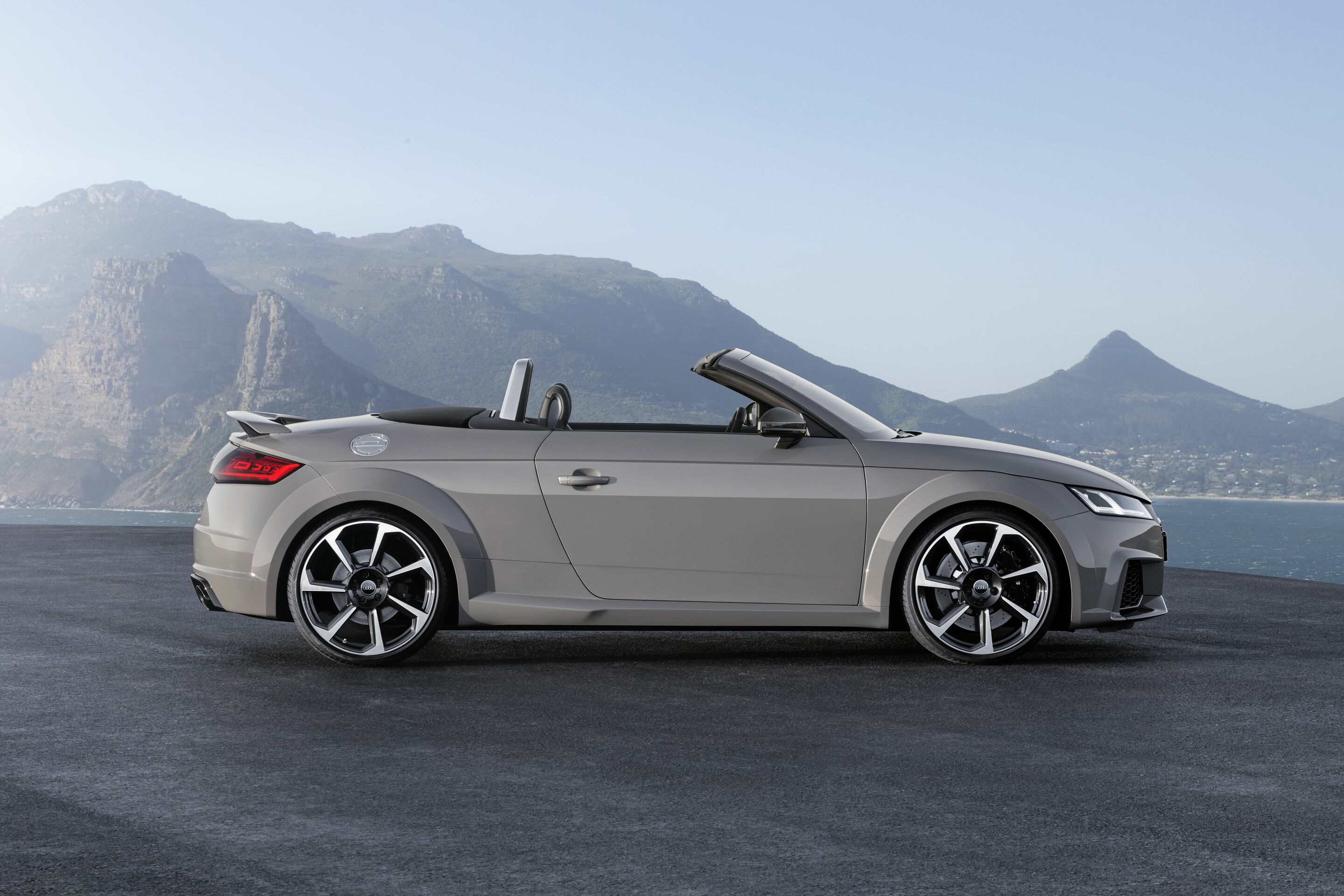 Audi TT RS Roadster (2016) - Standaufnahme, 
Farbe: Nardograu
