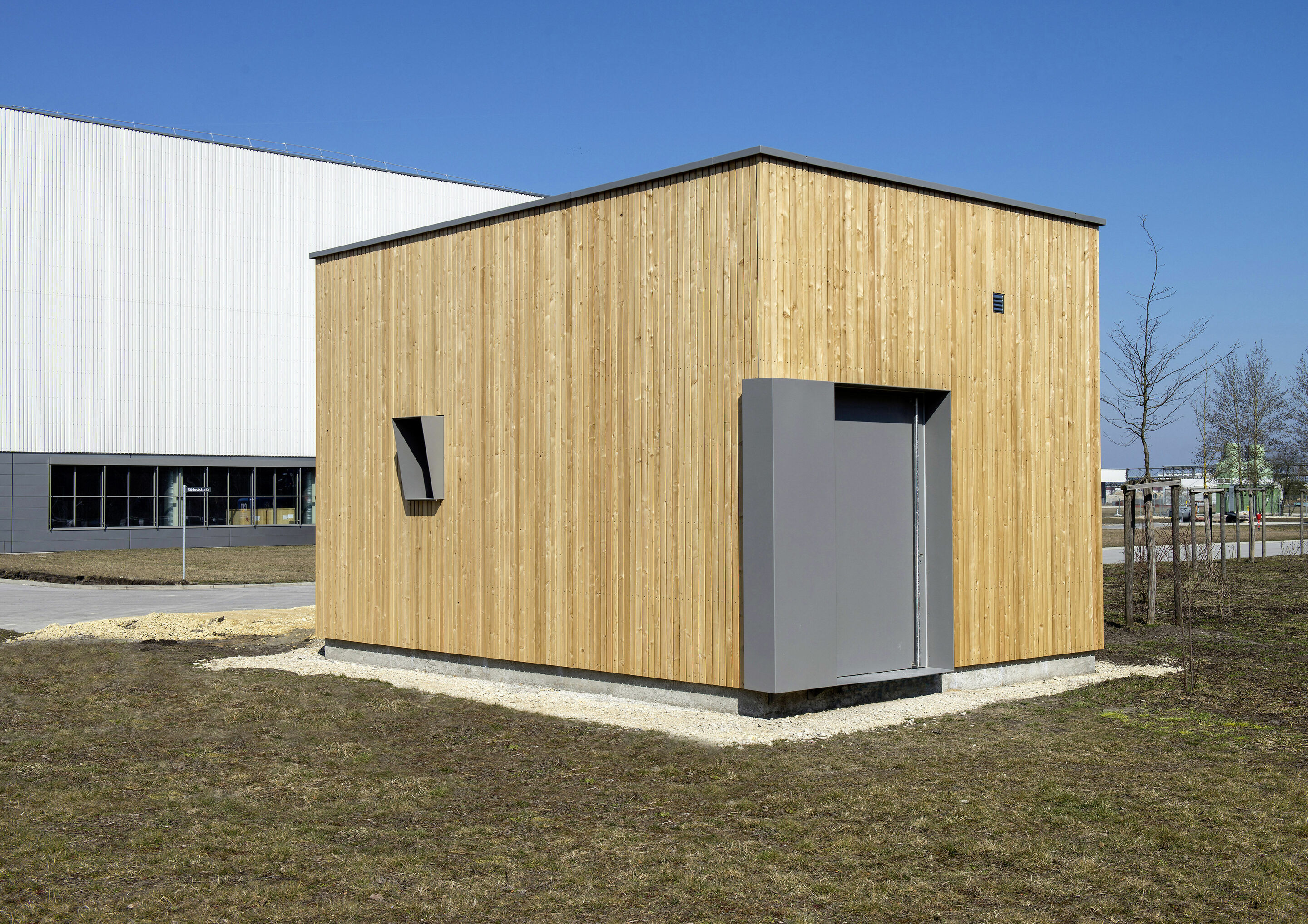 Audi Environmental Foundation: starting signal for “Smart HOBOS” high-tech beehive - The Smart HOBOS high-tech beehive on Audi’s production site in Münchsmünster is fitted with  state-of-the-art technology and adopts a completely new approach to research...