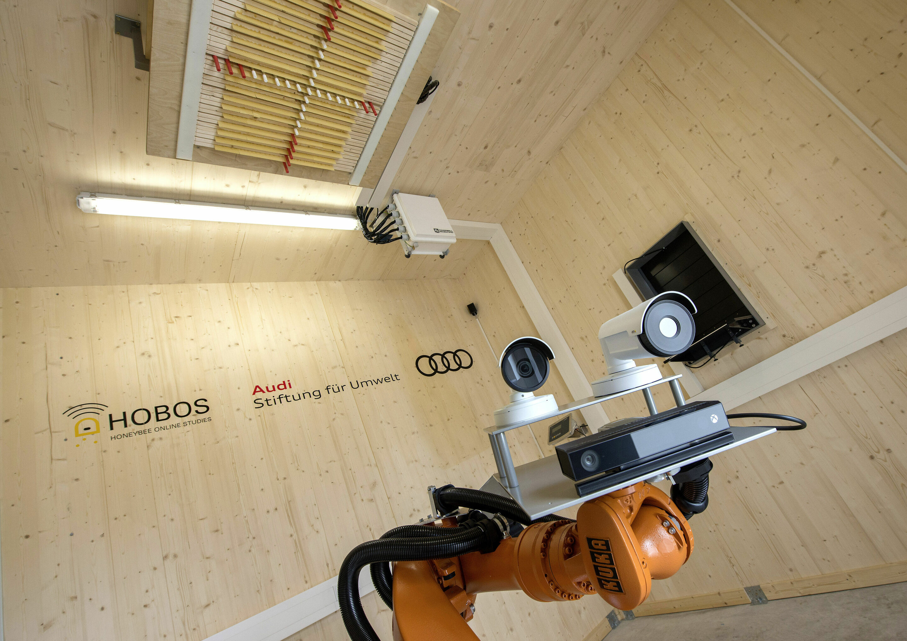 Audi Environmental Foundation: starting signal for “Smart HOBOS” high-tech beehive - The robot arm in the Smart HOBOS high-tech beehive is fitted with state-of-the-art camera systems: 3D sensors as well as infrared and heat-sensitive cameras record the...