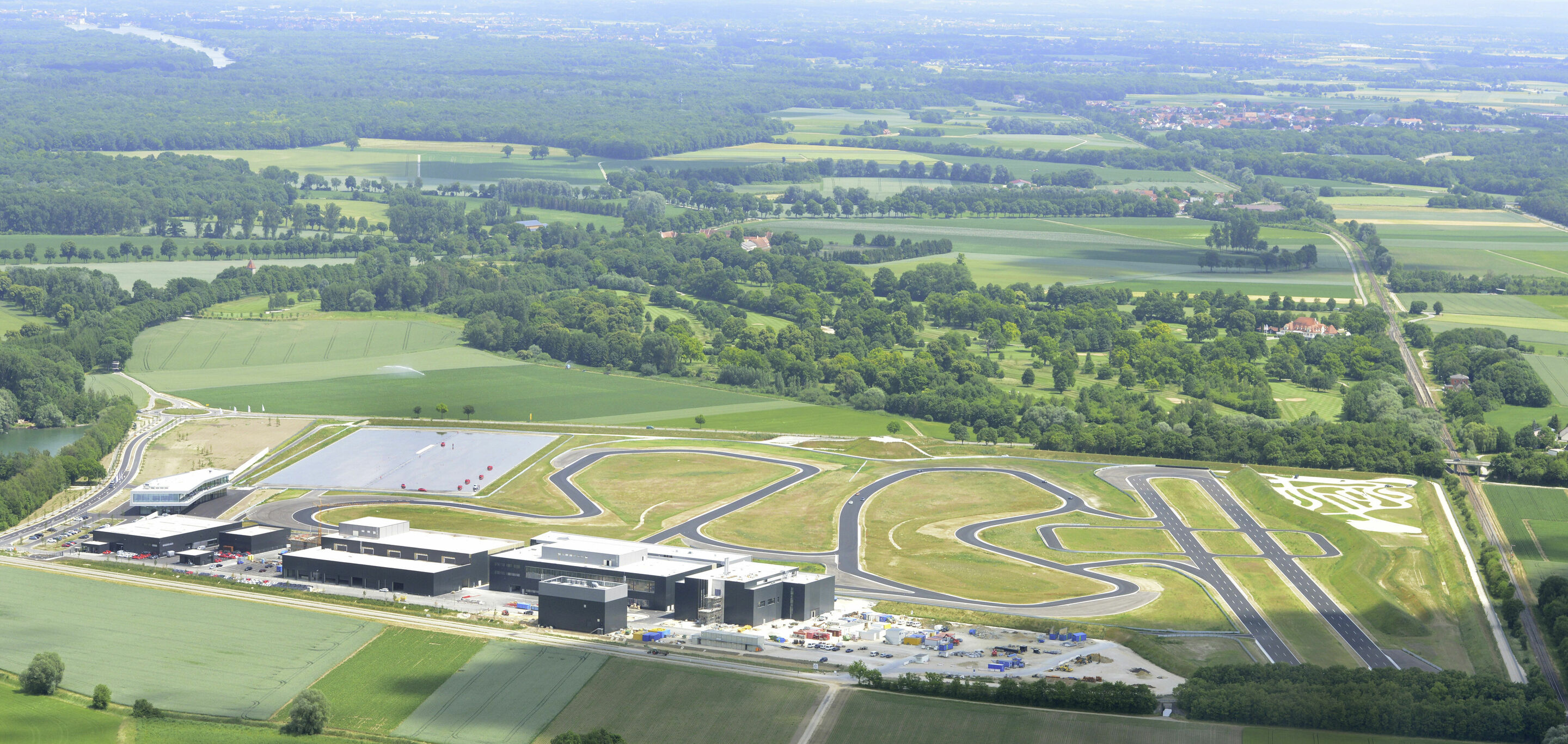 Audi Neuburg: - Auf dem neuen 47 Hektar großen Gelände in Neuburg an der Donau können Autofahrer die Marke Audi bei Fahr- und Sicherheitstrainings on- und offroad dynamisch erleben. Seit Anfang Mai 2014 finden dort Fahr- und Sicherheitstrainings der Audi...