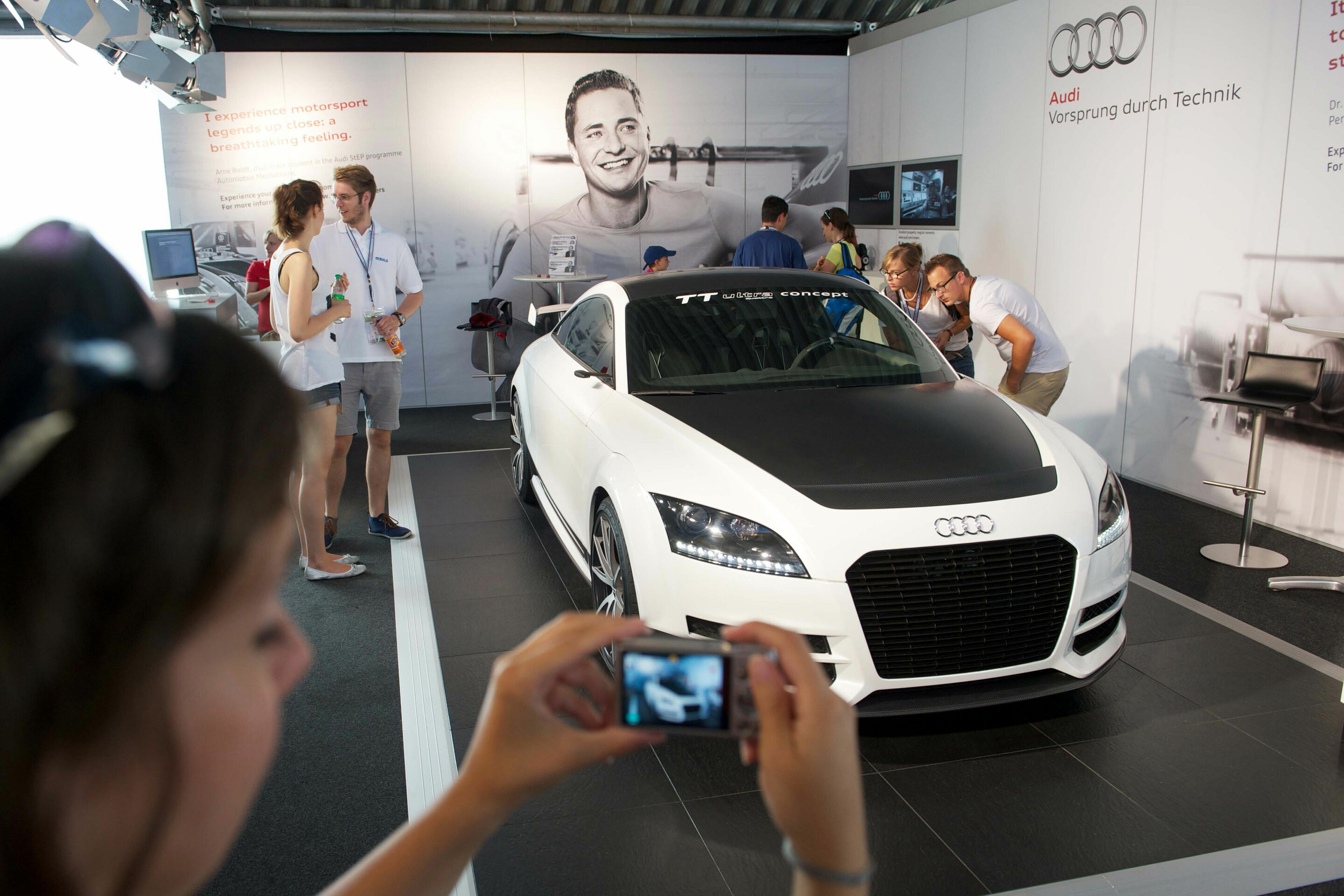 Formula Student Germany 2013 - Bei der Formula Student Germany 2013 zeigten Studenten aus aller Welt, was in ihnen steckt. Audi unterstützt den Nachwuchs an und neben der Strecke – und suchte in Hockenheim auch neue Talente, wie hier am Stand des Audi...