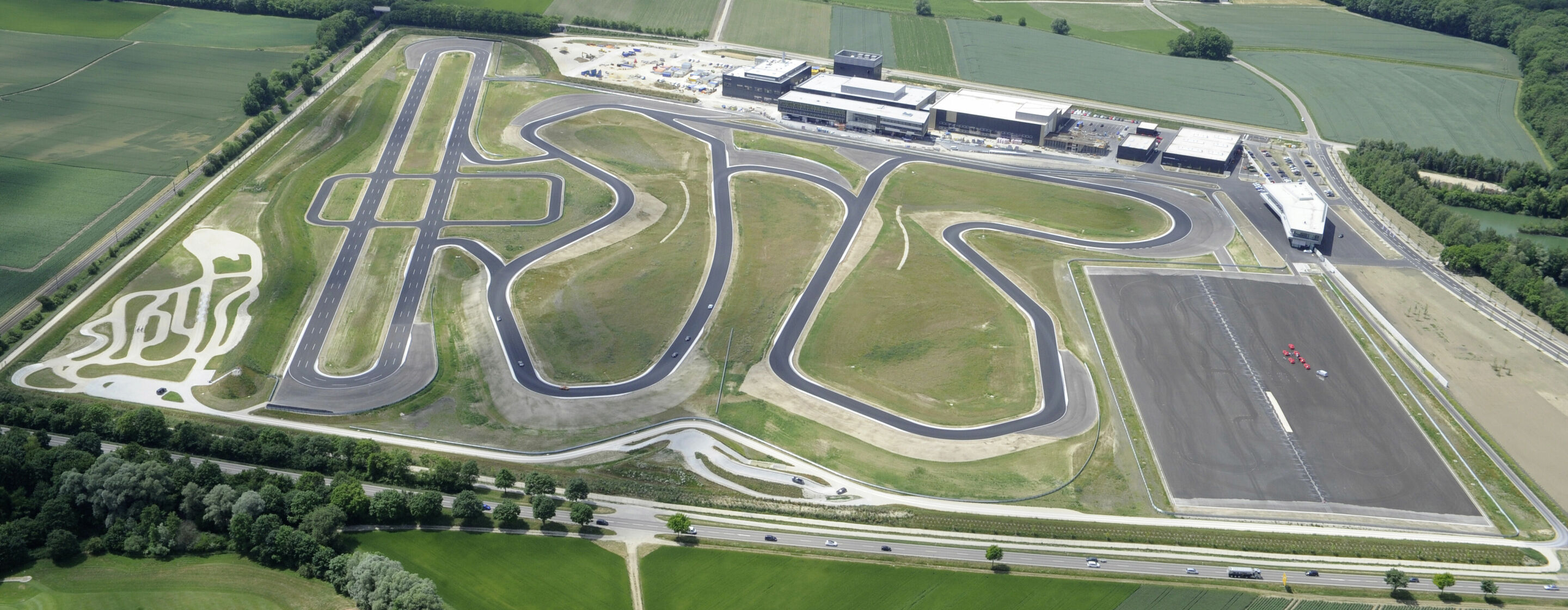 Audi Neuburg: - Auf dem neuen 47 Hektar großen Gelände in Neuburg an der Donau können Autofahrer die Marke Audi bei Fahr- und Sicherheitstrainings on- und offroad dynamisch erleben. Seit Anfang Mai 2014 finden dort Fahr- und Sicherheitstrainings der Audi...
