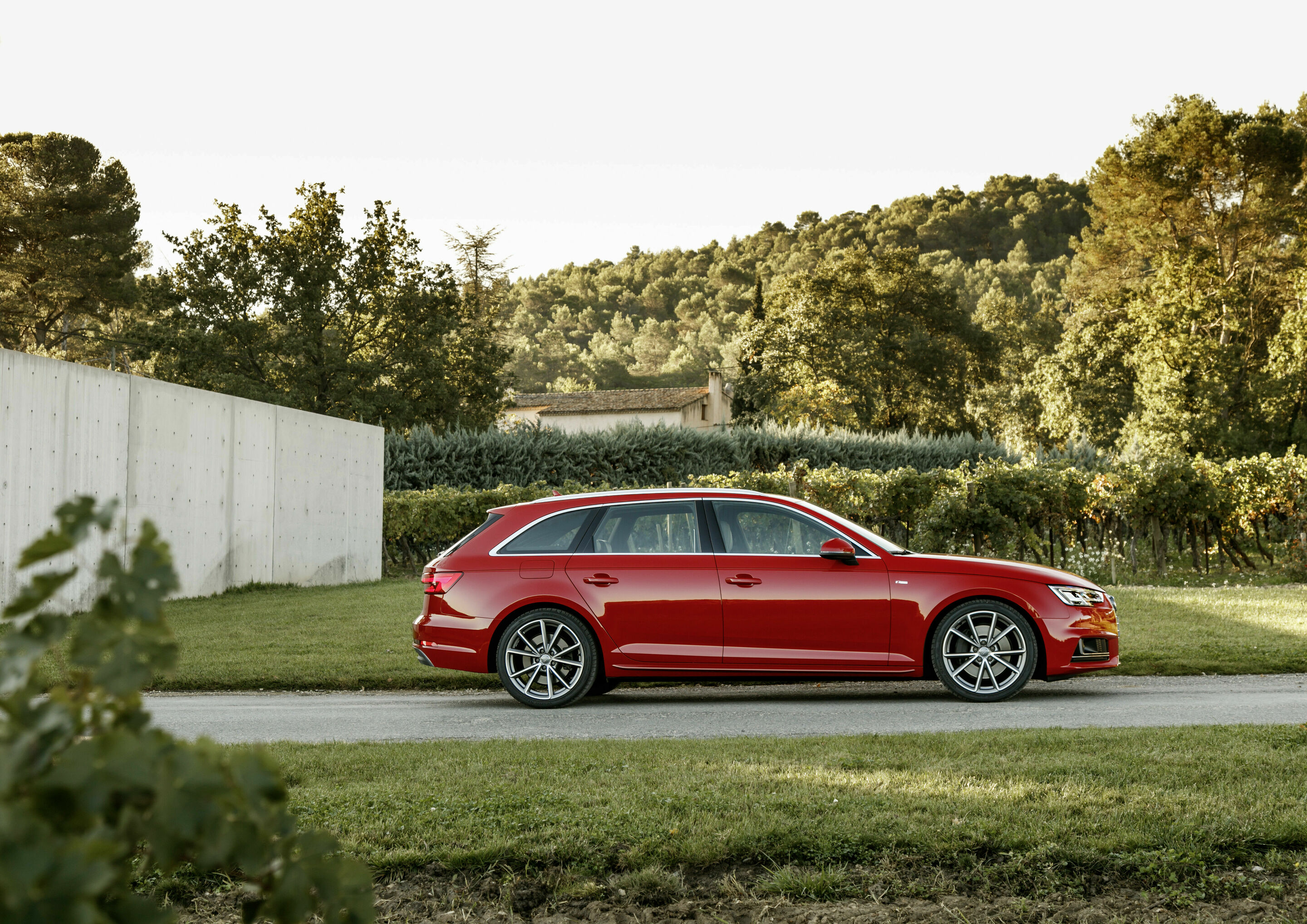 Audi continues global growth in April - AUDI AG has started the second quarter with further growth. In April, worldwide deliveries climbed by 7.5 percent year on year to around 164,350 automobiles. Last month, the two latest models in particular achieved...