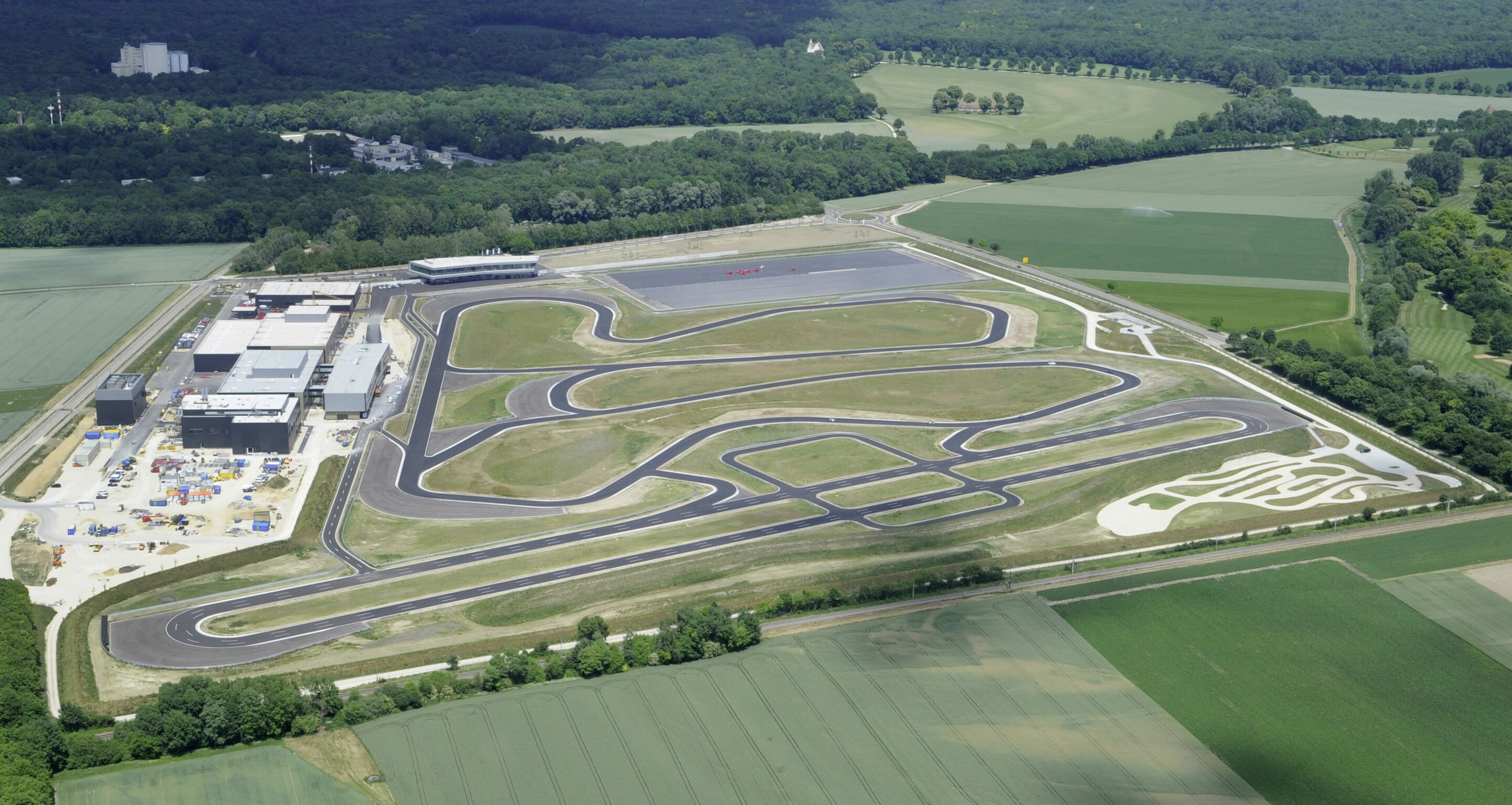 Audi Neuburg: - Auf dem neuen 47 Hektar großen Gelände in Neuburg an der Donau können Autofahrer die Marke Audi bei Fahr- und Sicherheitstrainings on- und offroad dynamisch erleben. Seit Anfang Mai 2014 finden dort Fahr- und Sicherheitstrainings der Audi...