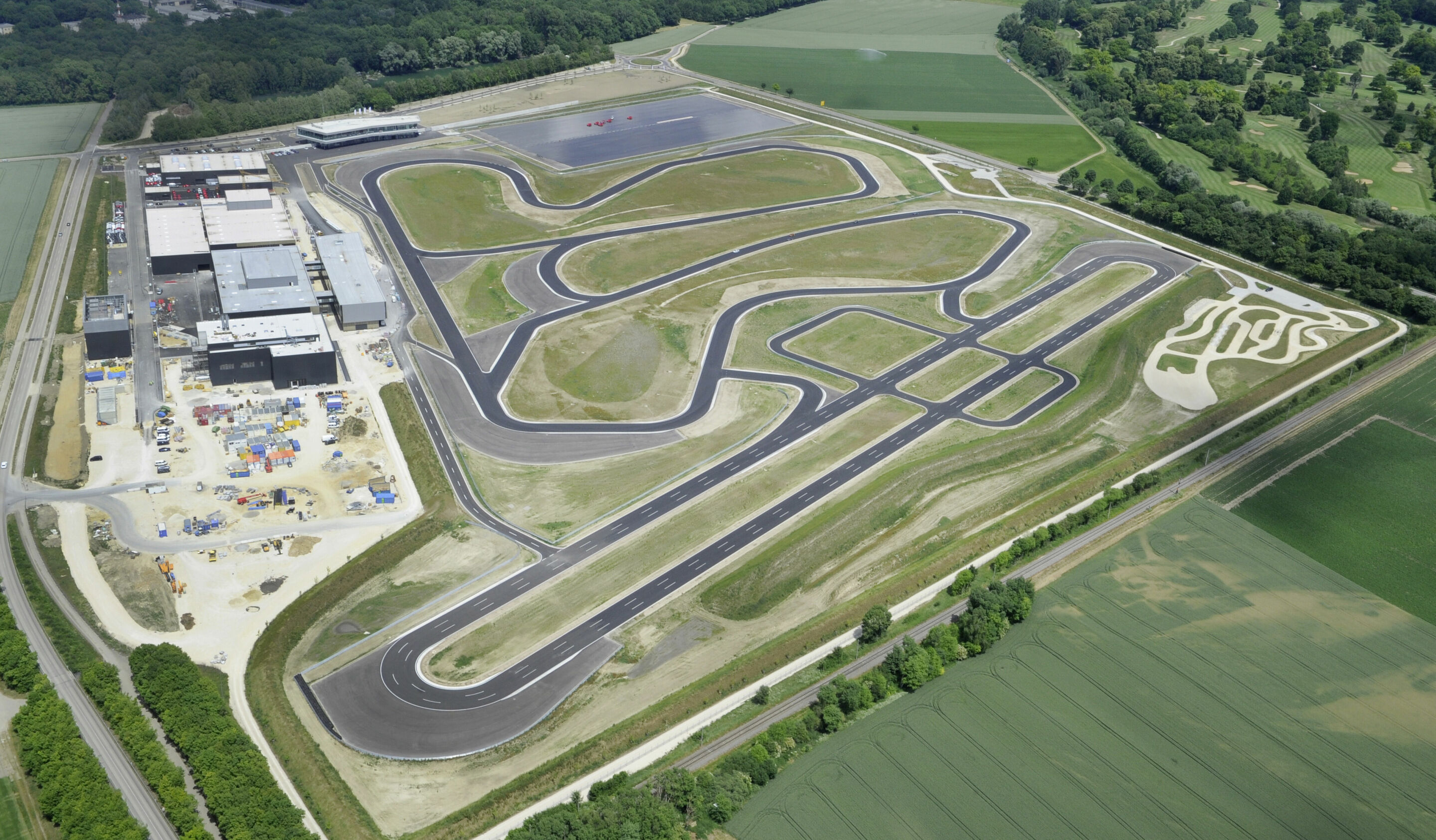 Audi Neuburg: - Auf dem neuen 47 Hektar großen Gelände in Neuburg an der Donau können Autofahrer die Marke Audi bei Fahr- und Sicherheitstrainings on- und offroad dynamisch erleben. Seit Anfang Mai 2014 finden dort Fahr- und Sicherheitstrainings der Audi...