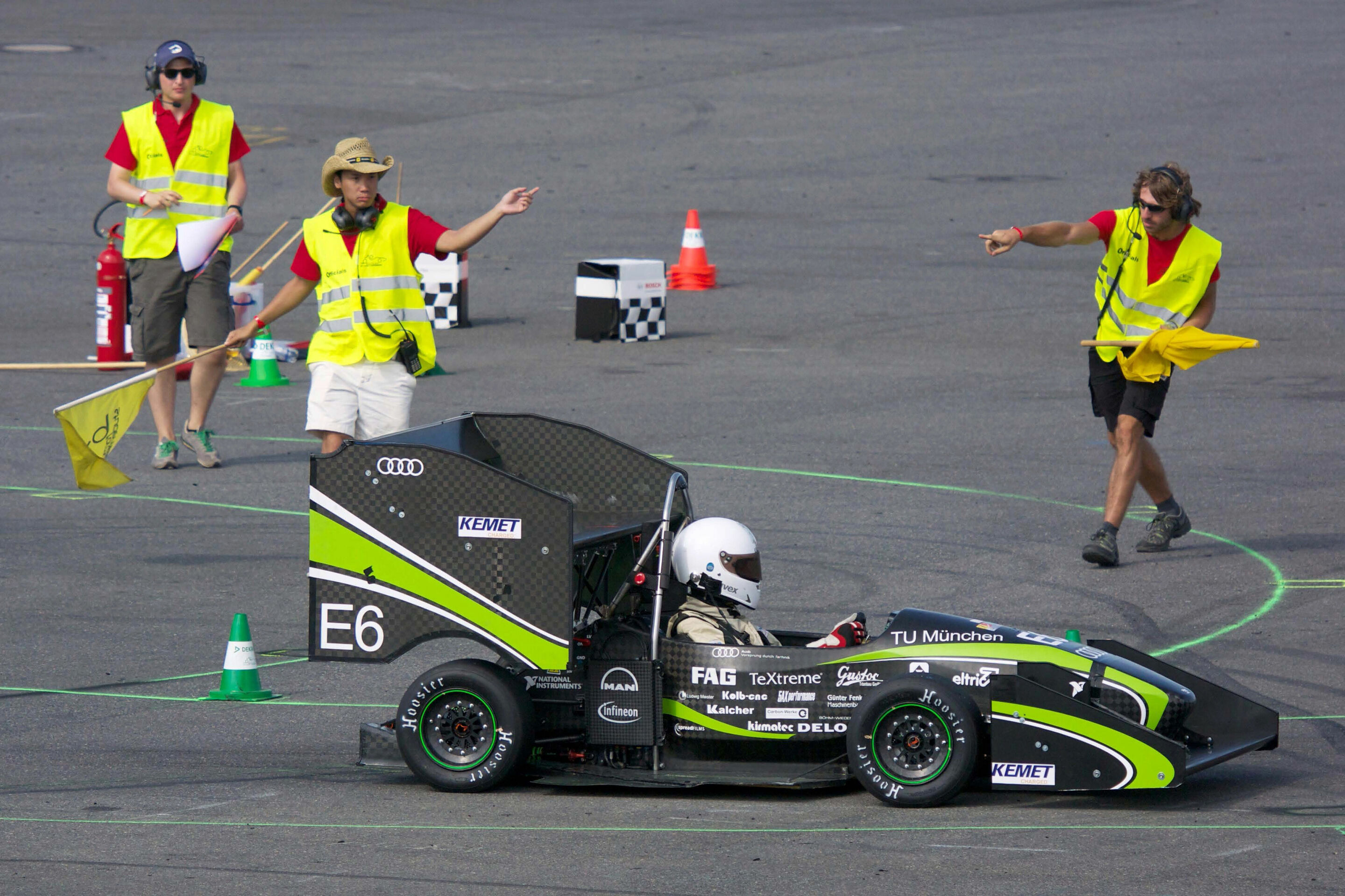 Formula Student Germany 2013 - Härtetest für selbst konstruierte Rennwagen: 3.600 Studenten aus 50 Nationen konkurrierten am Wochenende in Hockenheim bei der Formula Student Germany 2013. Der von Audi unterstützte Konstruktionswettbewerb wird in den Kategorien...